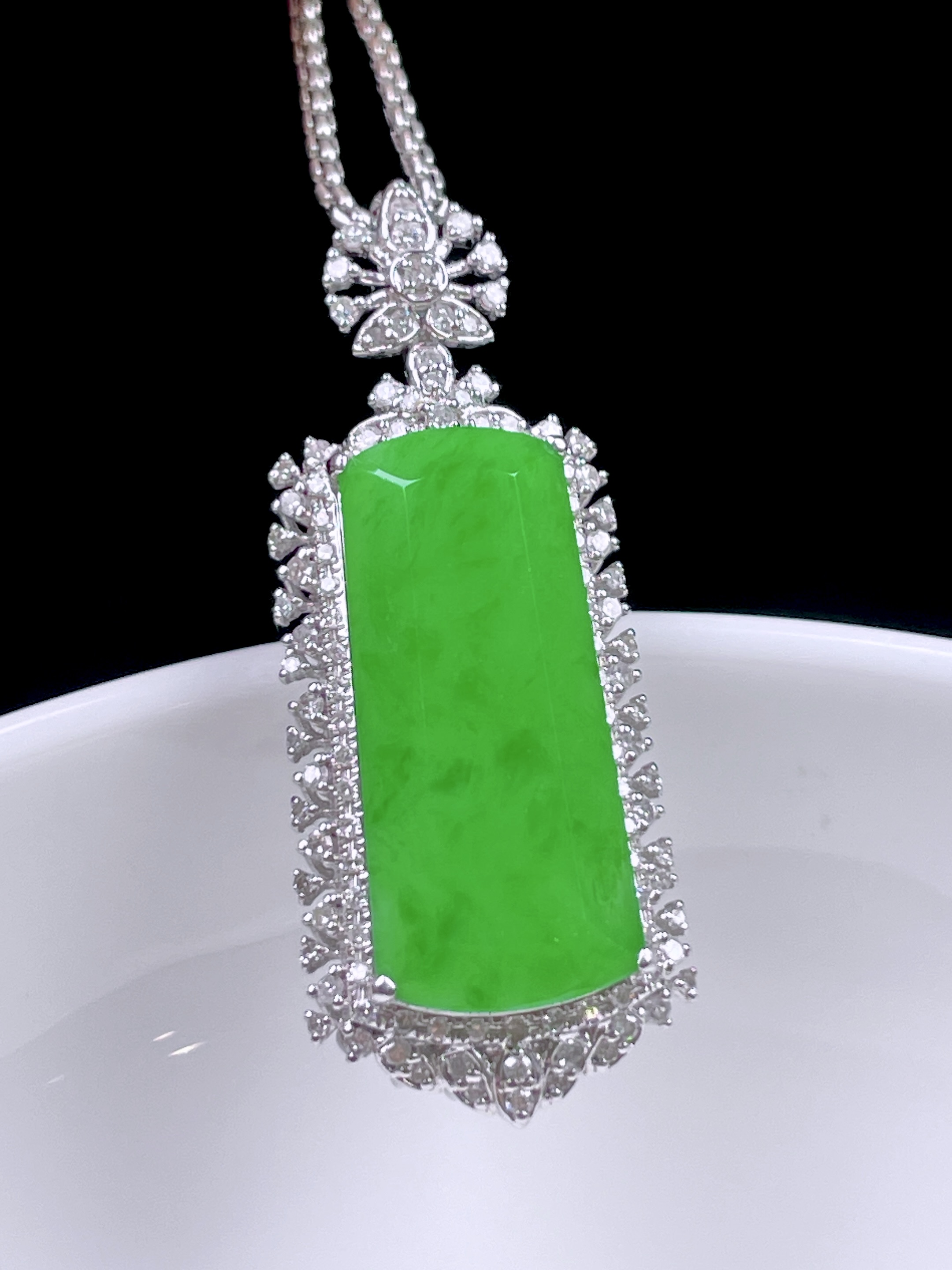 ️ 满色阳绿无事牌，色阳色浓，种老水润，18k金镶嵌：33.7/13.3/9.5，裸石：19.8/9.5