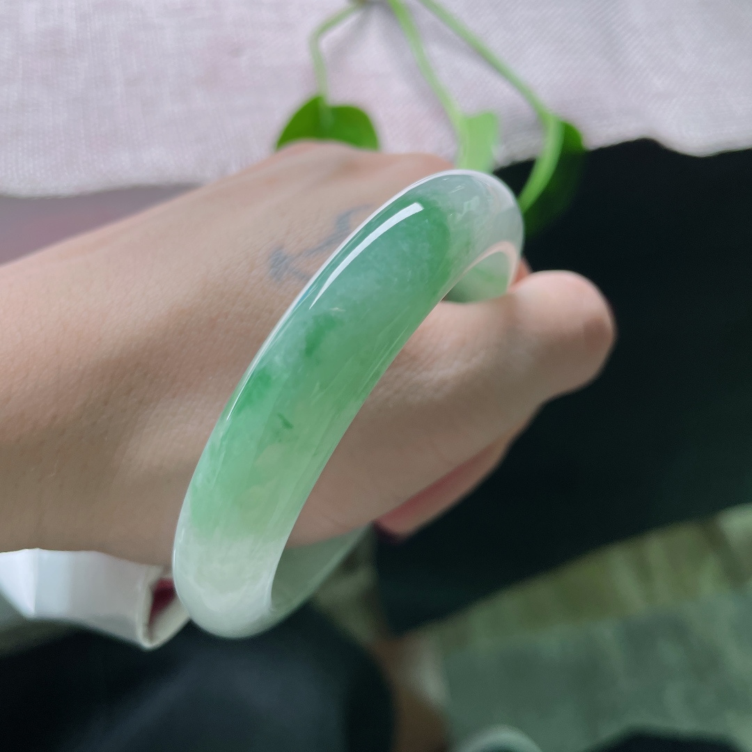 55.3/10.7/7.9飘绿正圈，像极了雨后的山林，清透的底子上，浮着几缕鲜活的绿。无裂，ss50755a