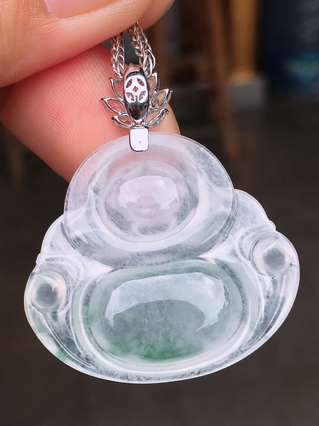 冰种佛公吊坠，色泽艳丽，玉质细腻，荧光感超
强，饱满圆润，尽显优雅气质，18k
金豪华镶嵌