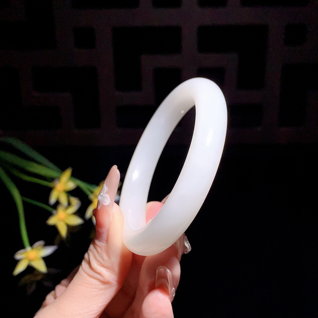 和田玉52圈口羊脂白手镯！玉质细腻油润 底色纯净 无裂无杂 脂粉好，品质高。