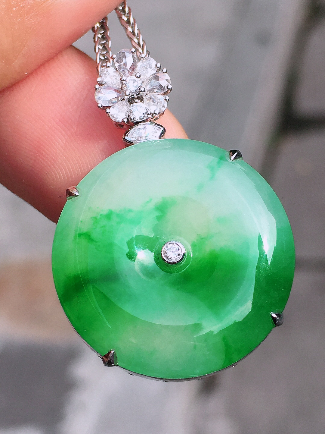 飘绿平安扣吊坠，色泽艳丽，玉质细腻，荧光感超
强，饱满圆润，尽显优雅气质，18k
金豪华镶嵌