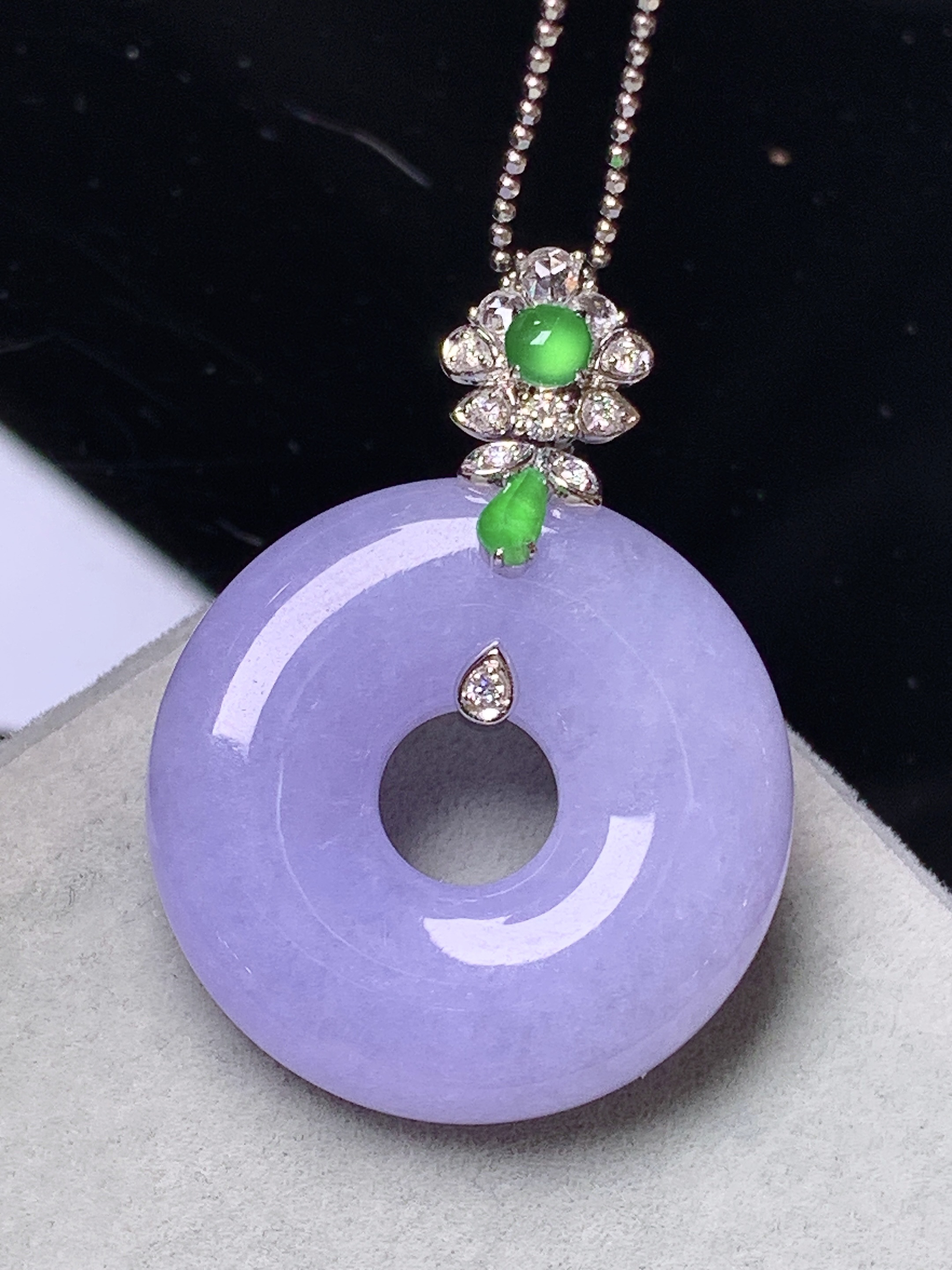 18k金钻镶嵌紫罗兰平安环吊坠 玉质细腻 色泽艳丽清新 水润亮眼 整体尺寸34.8*25.5*6.3b7