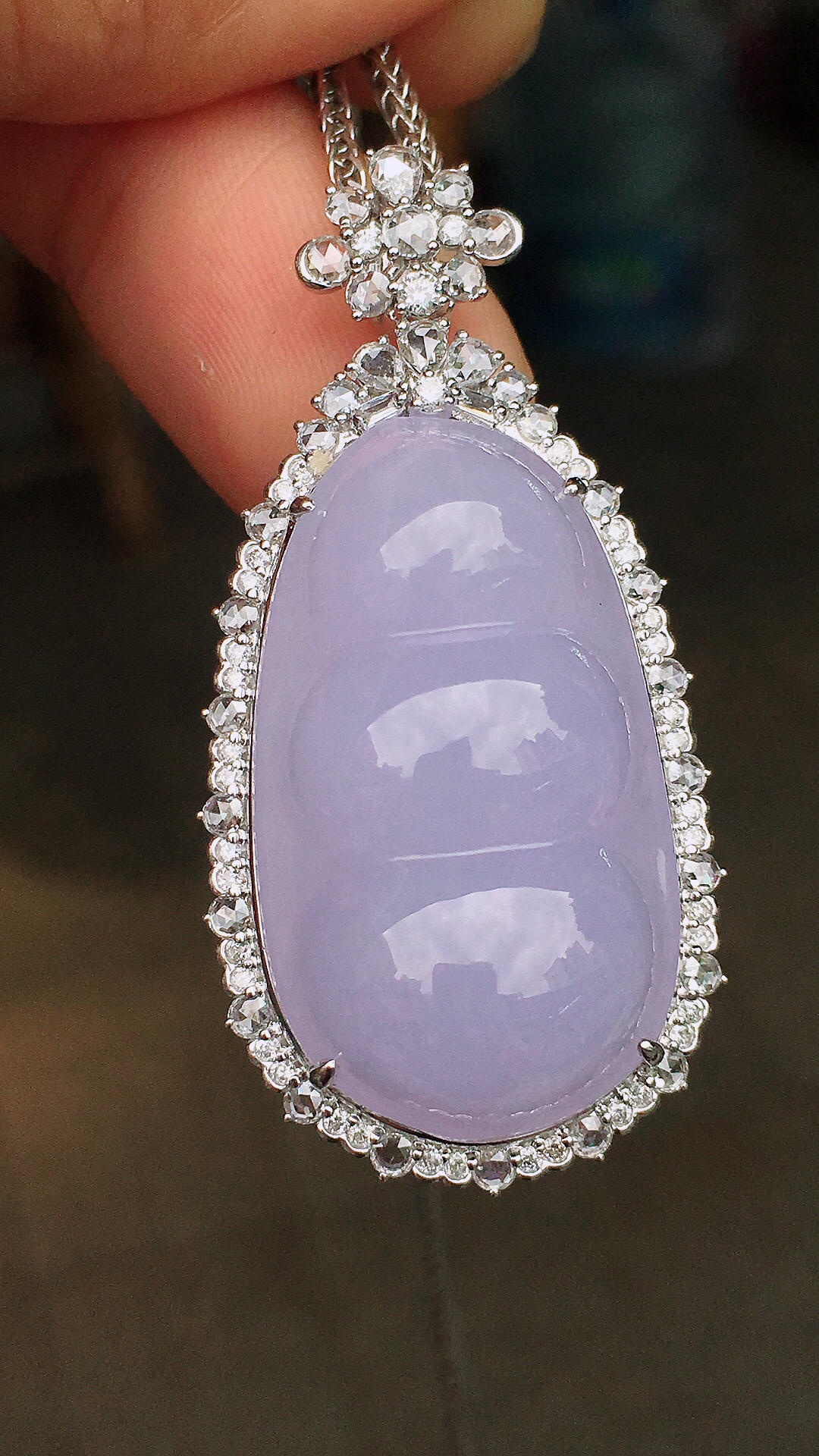 紫罗兰福豆吊坠，色泽均匀艳丽，玉质细腻，荧光感超
强，饱满圆润，尽显优雅气质，18k
金豪华镶嵌