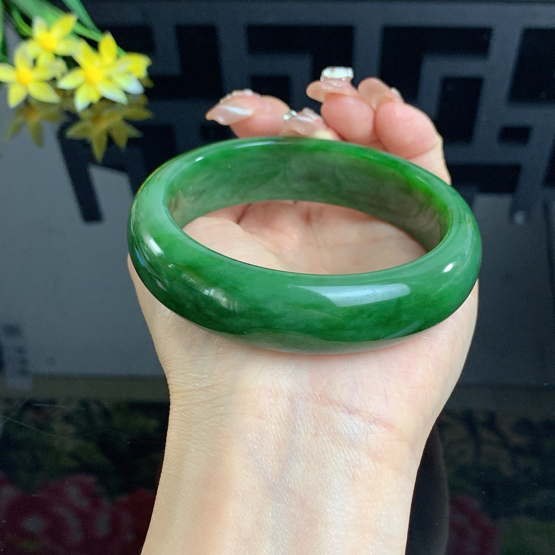 和田玉62.5圈口菠菜绿宽版碧玉手镯！玉质细腻油润 底色纯净 无裂无黑 脂粉好，品质高。