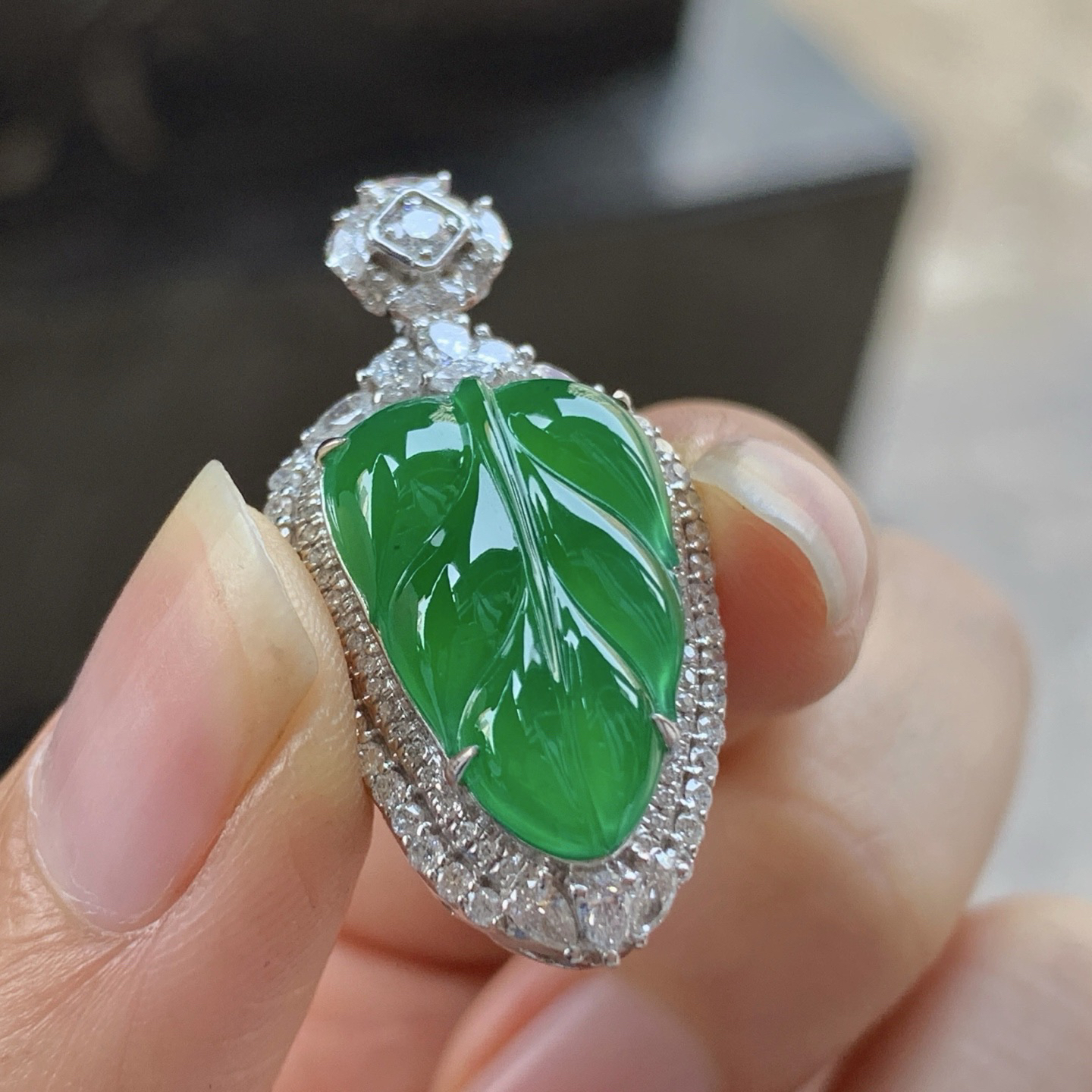 金钻镶嵌辣绿色叶子^_^颜色鲜艳 玉质温润