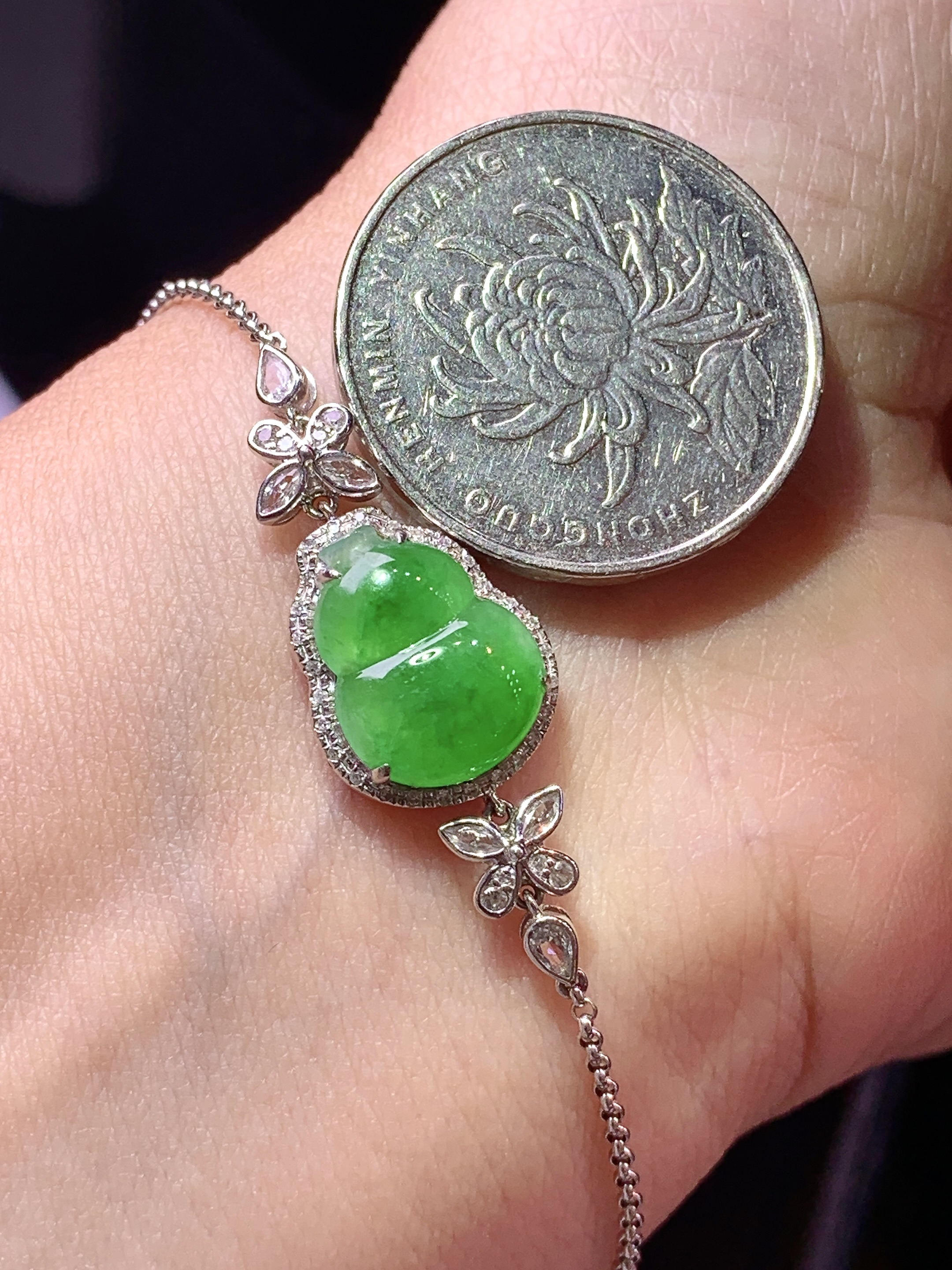 18k金钻镶嵌满绿葫芦手链 玉质细腻 色泽艳丽清新 水润亮眼 整体尺寸160*12.3*5.5c1