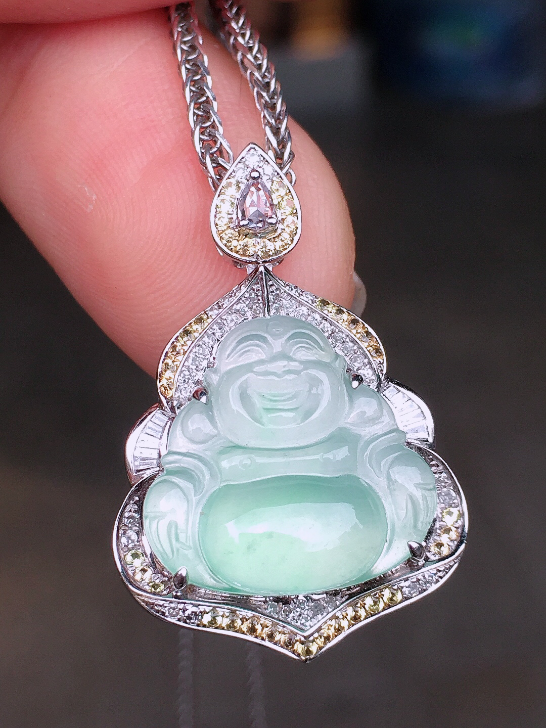 冰种佛公吊坠，色泽均匀艳丽，玉质细腻，荧光感超
强，饱满圆润，尽显优雅气质，18k
金豪华镶嵌