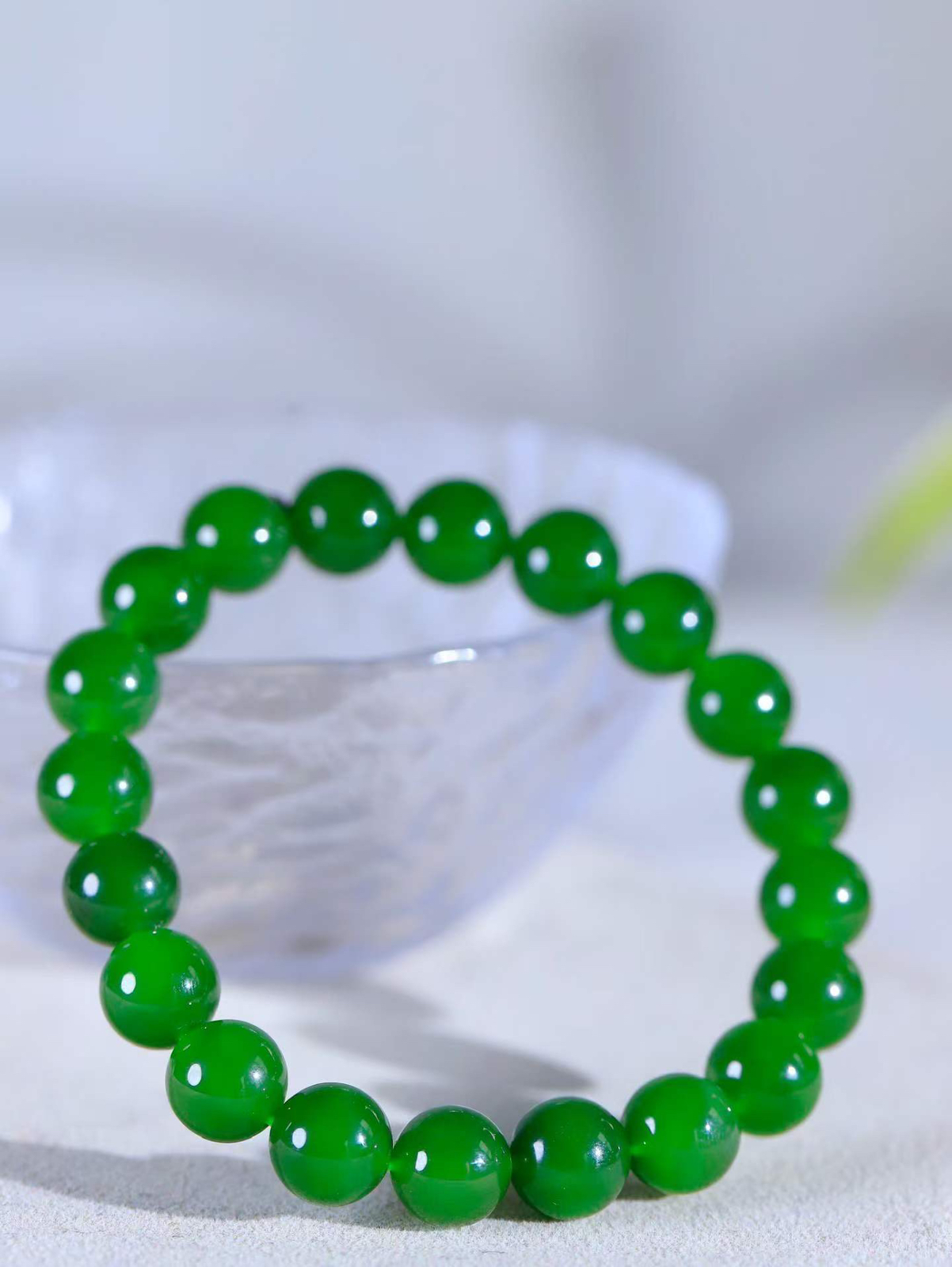 【珠圆玉润.手串】

精品和田玉碧玉珠圆玉润手串 玉质温润细腻  整串打磨圆润，佩戴舒适。珠珠落玉盘，间关莺语花底滑，一生美好时光，无论身在何处，都有它相伴相守。事事顺遂，幸福美满，吉祥如意。重27.5克 尺寸取一9.5mm  79352978A