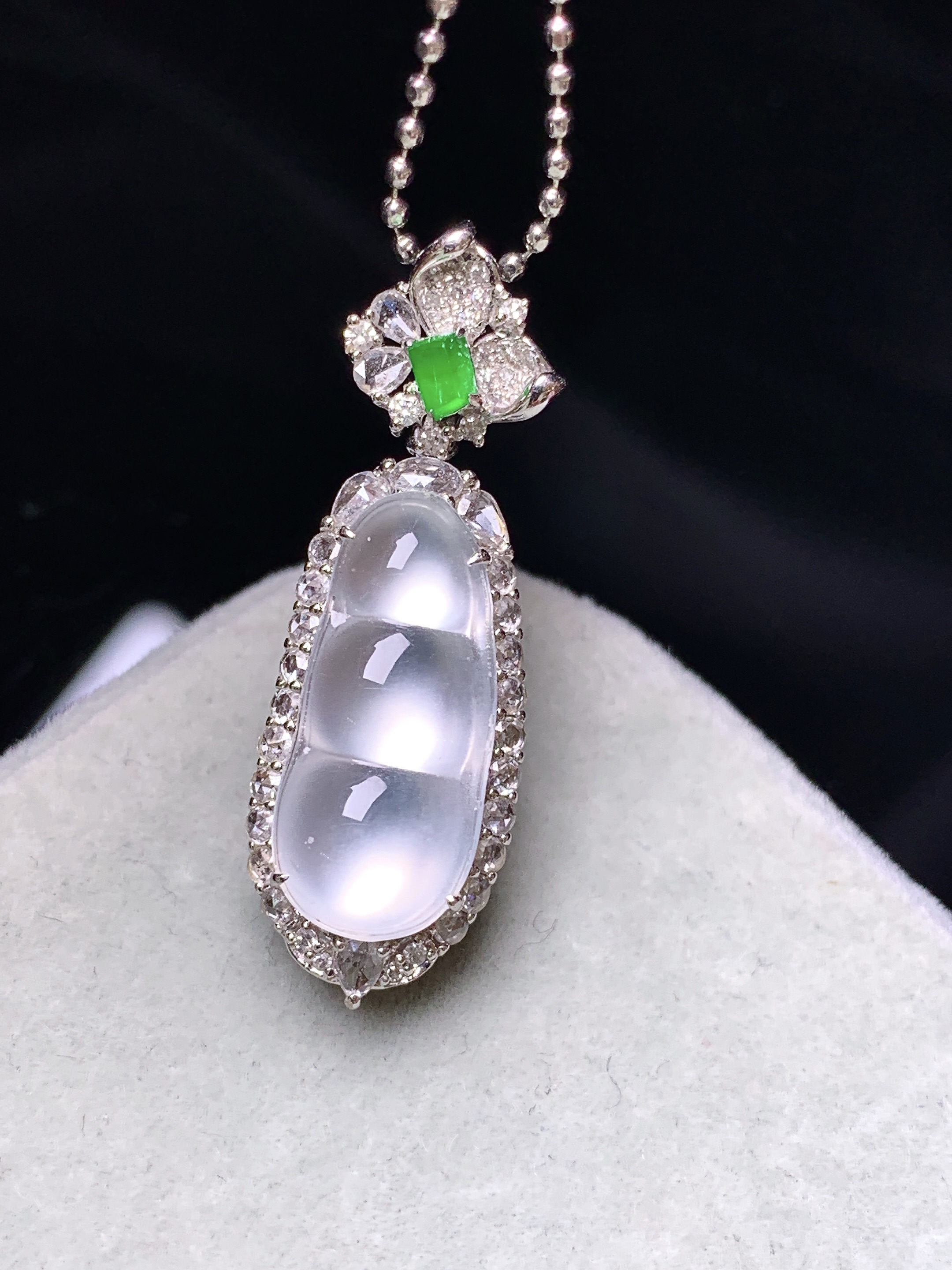 18k金钻镶嵌玻璃种四季豆吊坠 玉质细腻 色泽艳丽清新 水润亮眼 整体尺寸30.3*10.3*8.8c6