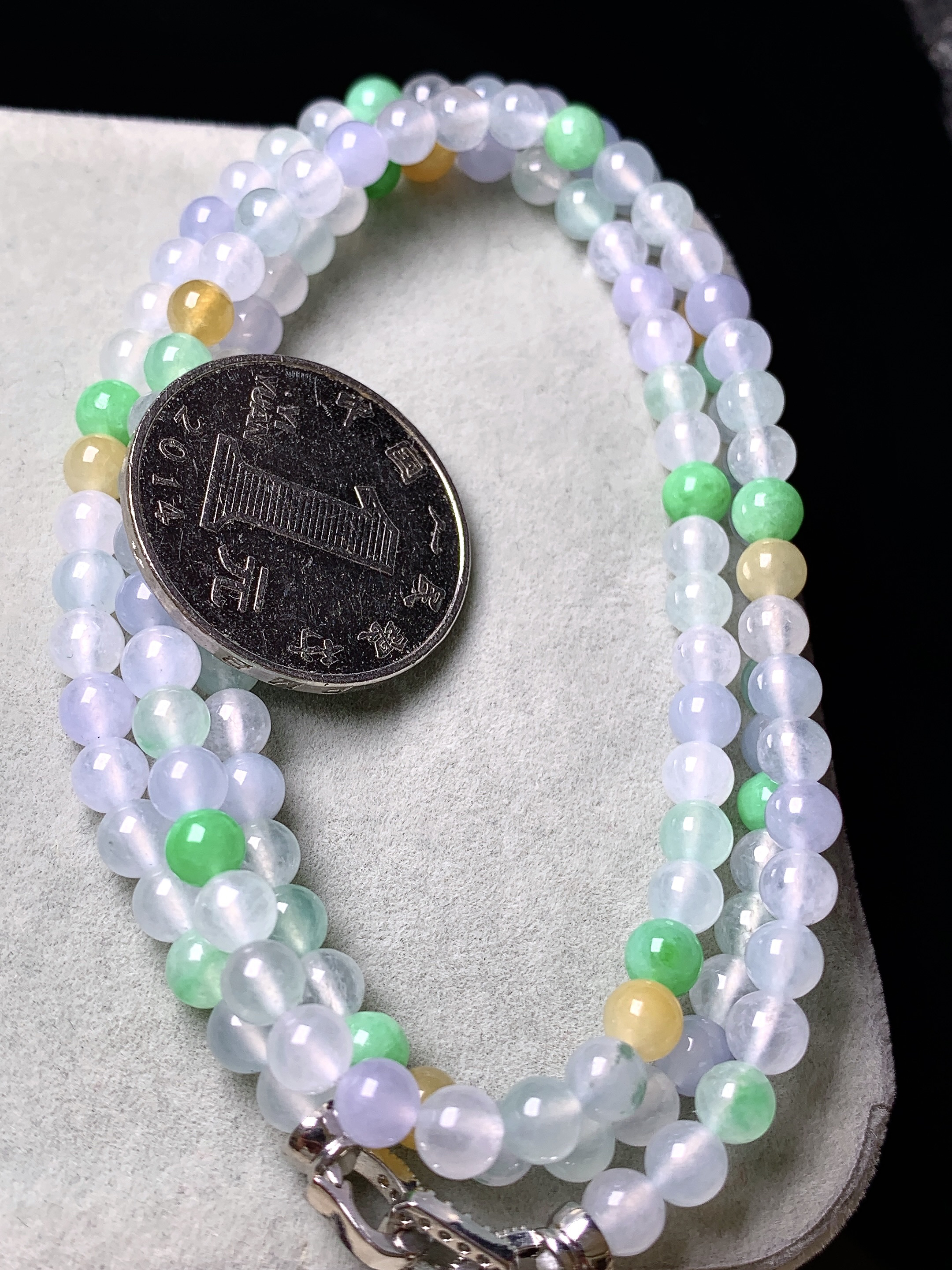 冰黄绿圆珠项链 玉质细腻 色泽艳丽清新 水润亮眼 整体尺寸4.8b7