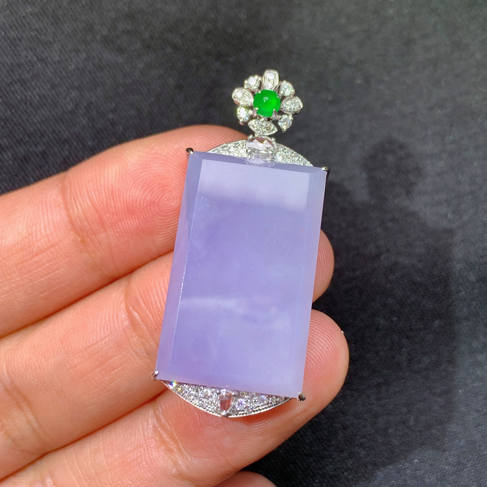 紫罗兰无事牌吊坠，18k金镶嵌，温润细腻，颜色鲜艳，Tl 尺寸39.1*16.9*8.6