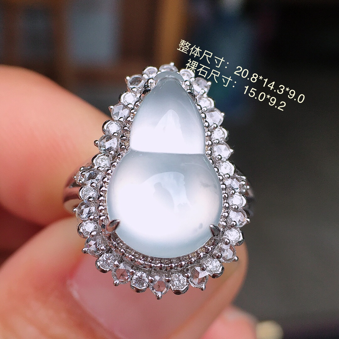 冰种葫芦戒指，玉质细腻，荧光感超
强，饱满圆润，尽显优雅气质，18k
金豪华镶嵌