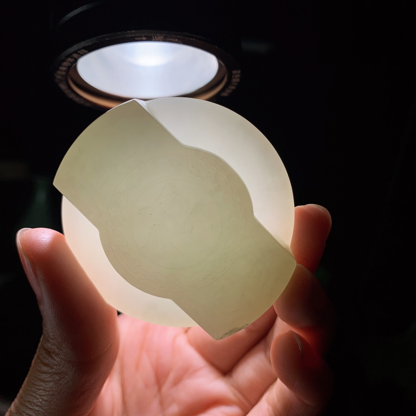 和田玉青海料翠青龙头皮带扣挂件。尺寸52/18重65.5克，玉质细腻油润 脂粉好，品质好！lt260418