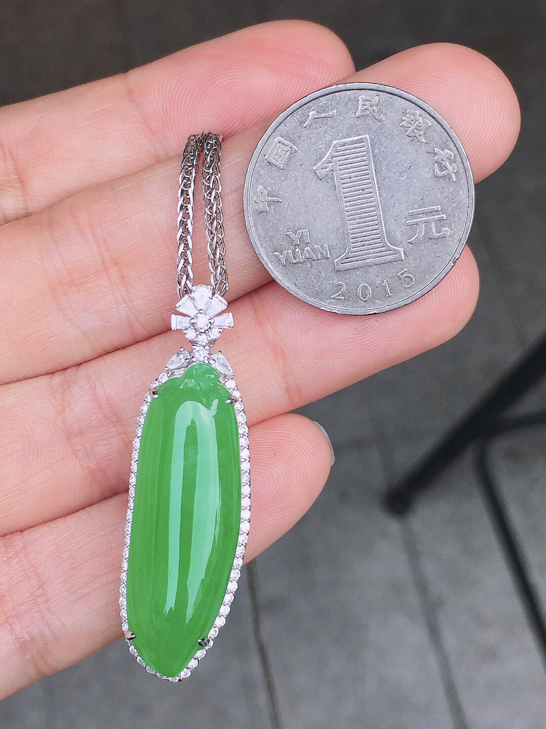 阳绿福瓜吊坠，色泽均匀艳丽，玉质细腻，荧光感超
强，饱满圆润，尽显优雅气质，18k
金豪华镶嵌