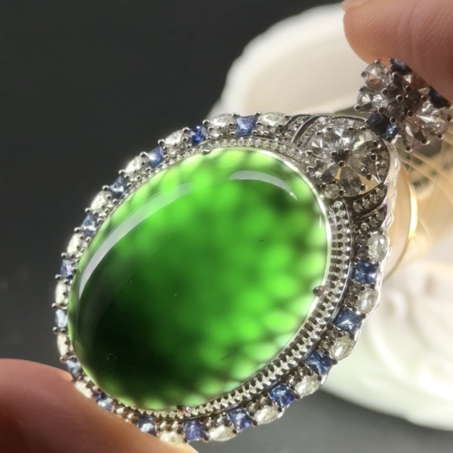 精品18k墨翠蛋面吊坠 种好色正 黑度极好 打灯通透 油性十足 尺寸49