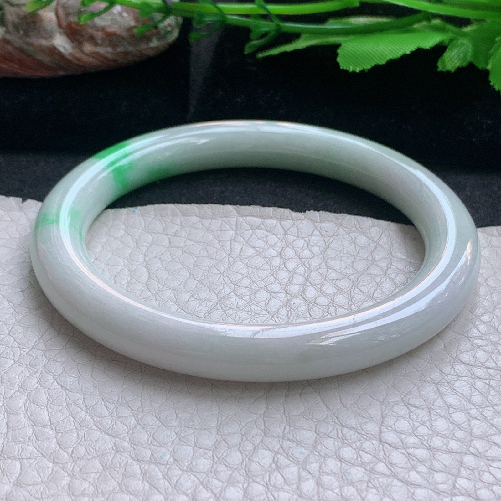 xx实拍57*8.6*8.8美人镯 天然缅甸翡翠a货手镯飘绿秀气正圈叮当镯