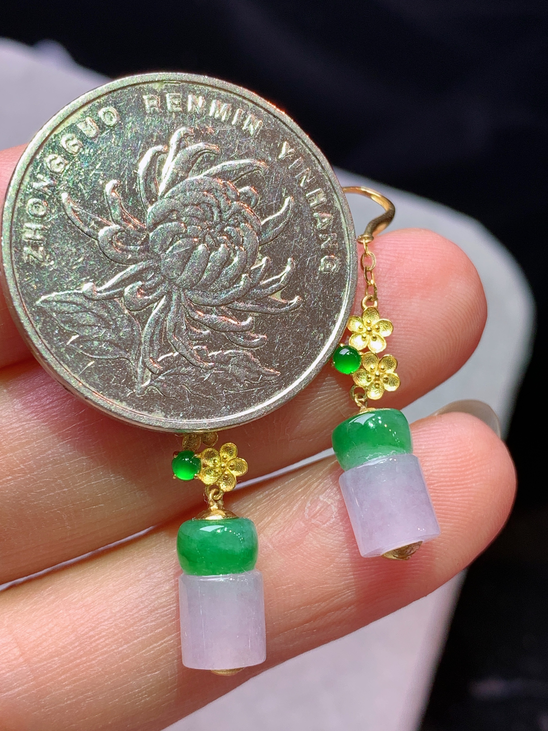 18k金镶嵌冰淡紫罗兰玉柱耳坠 玉质细腻 色泽艳丽清新 水润亮眼 整体尺寸33.6*9.5*5.6e1