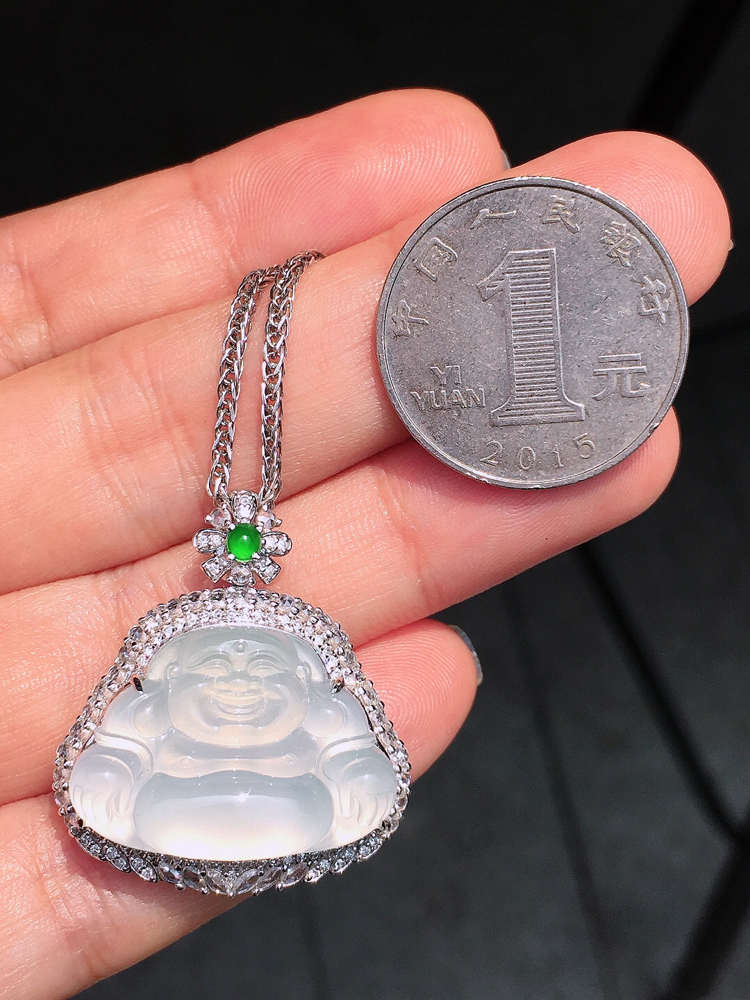冰种佛公吊坠，玉质细腻，荧光感超
强，饱满圆润，尽显优雅气质，18k
金豪华镶嵌