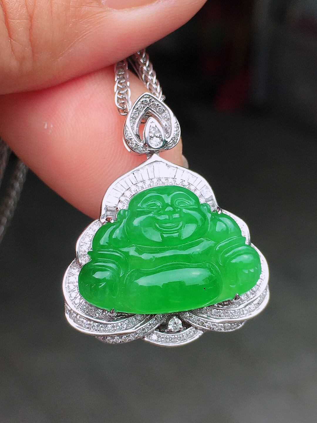 阳绿佛公吊坠，色泽均匀艳丽，玉质细腻，荧光感超
强，饱满圆润，尽显优雅气质，18k
金豪华镶嵌