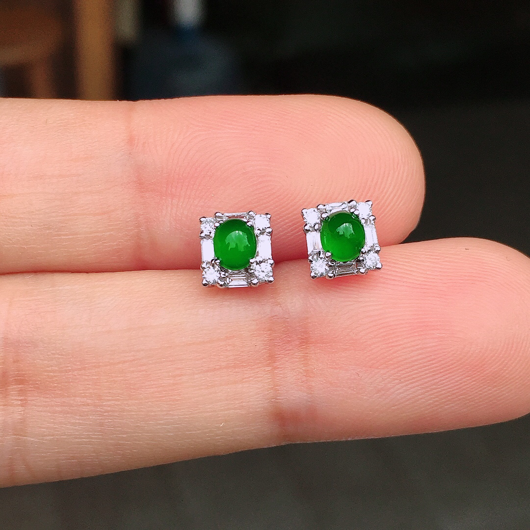 辣绿蛋面耳钉，色泽均匀艳丽，玉质细腻，荧光感超
强，饱满圆润，尽显优雅气质，18k
金豪华镶嵌