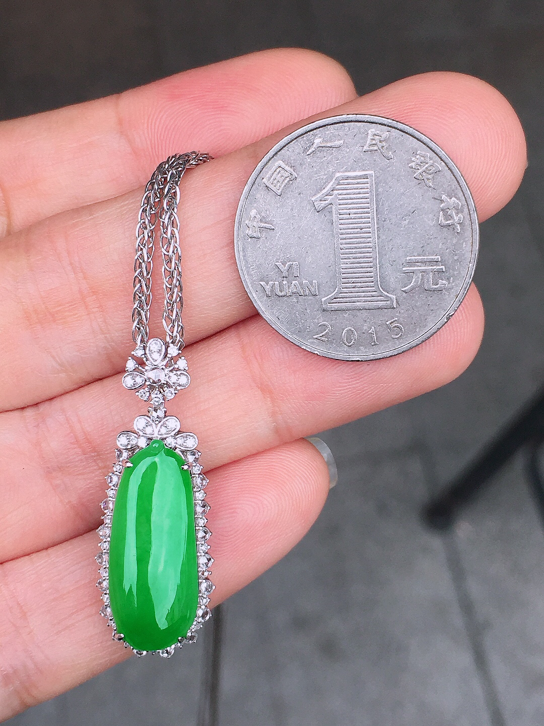 阳绿福瓜吊坠，色泽均匀艳丽，玉质细腻，荧光感超
强，饱满圆润，尽显优雅气质，18k
金豪华镶嵌