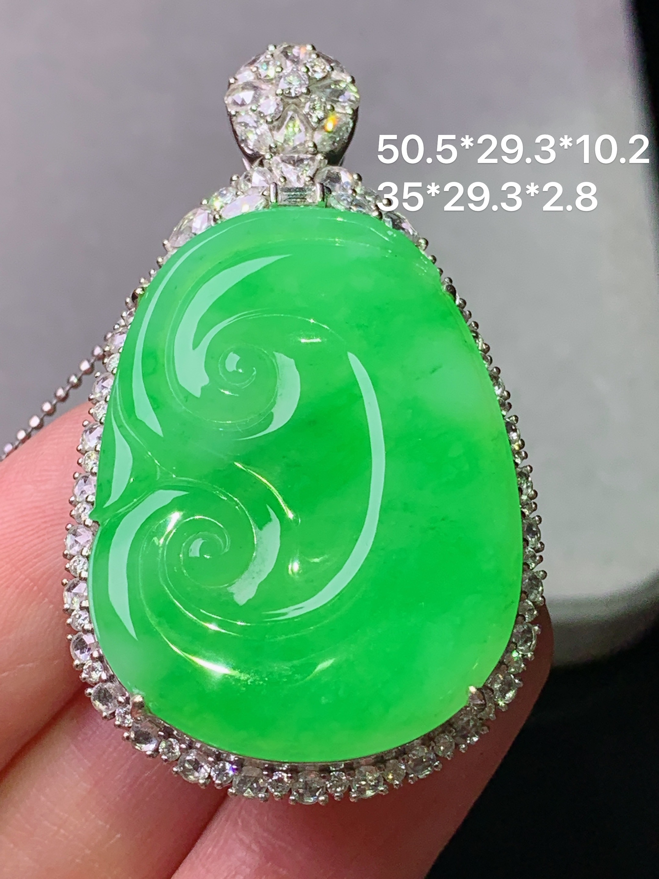 18k金钻镶嵌冰阳绿如意吊坠 玉质细腻 色泽艳丽清新 水润亮眼 整体尺寸50.5*29.3*10.2b7