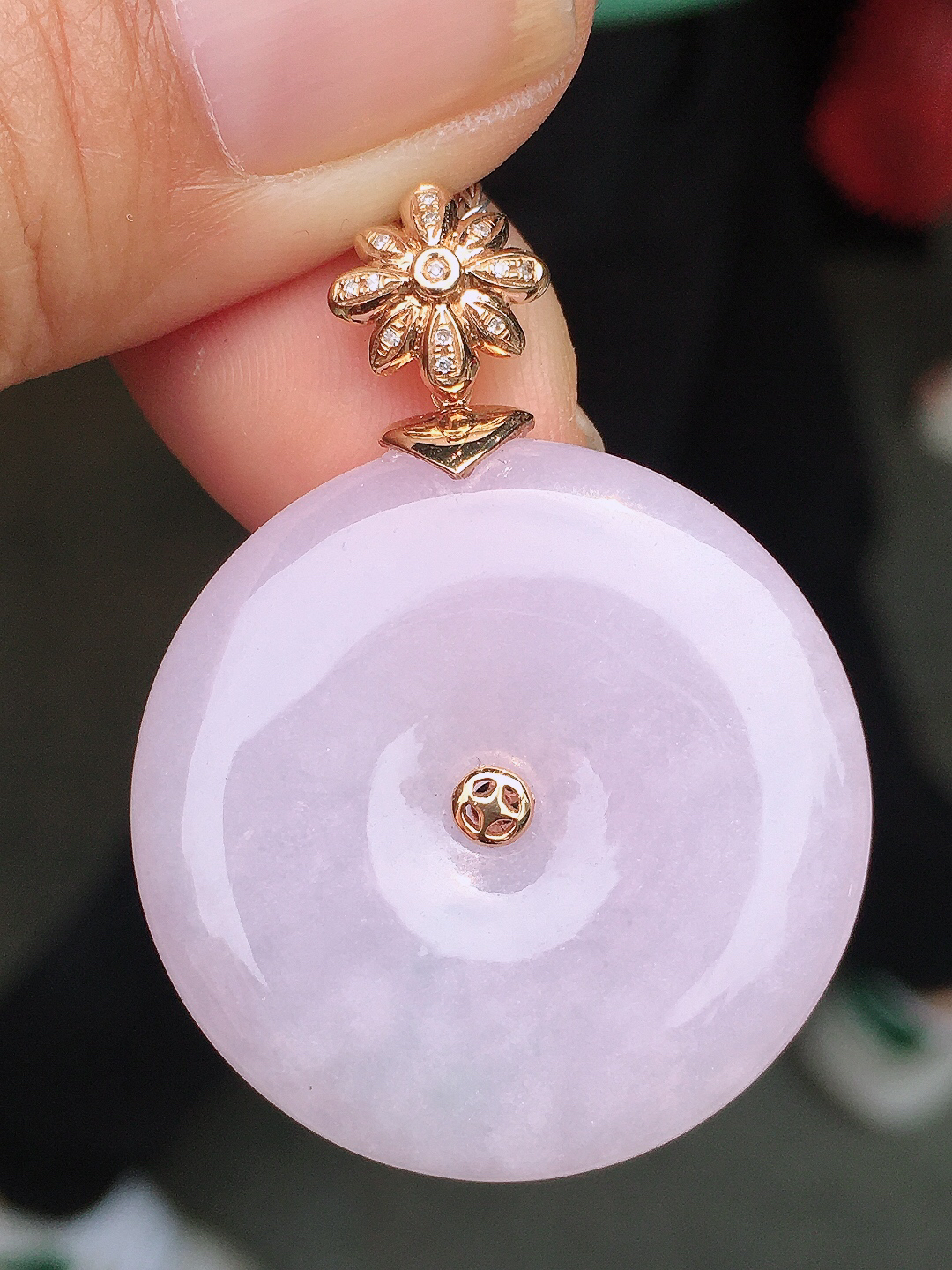 淡紫罗兰平安扣吊坠，色泽均匀艳丽，玉质细腻，荧光感超
强，饱满圆润，尽显优雅气质，18k
金豪华镶嵌