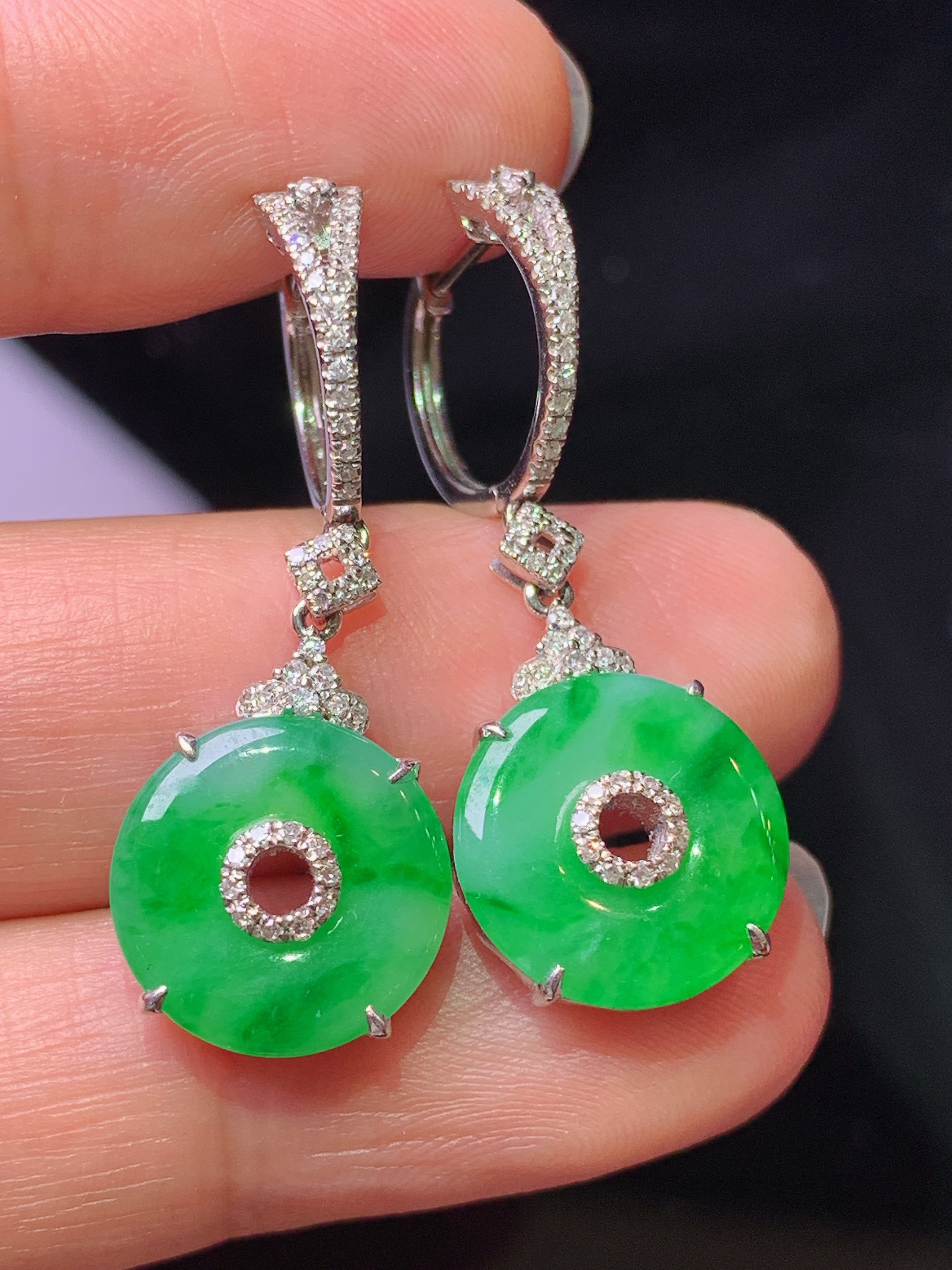 18k金钻镶嵌阳绿平安扣耳坠 玉质细腻 色泽艳丽清新 水润亮眼 整体尺寸32*12*4.3z1