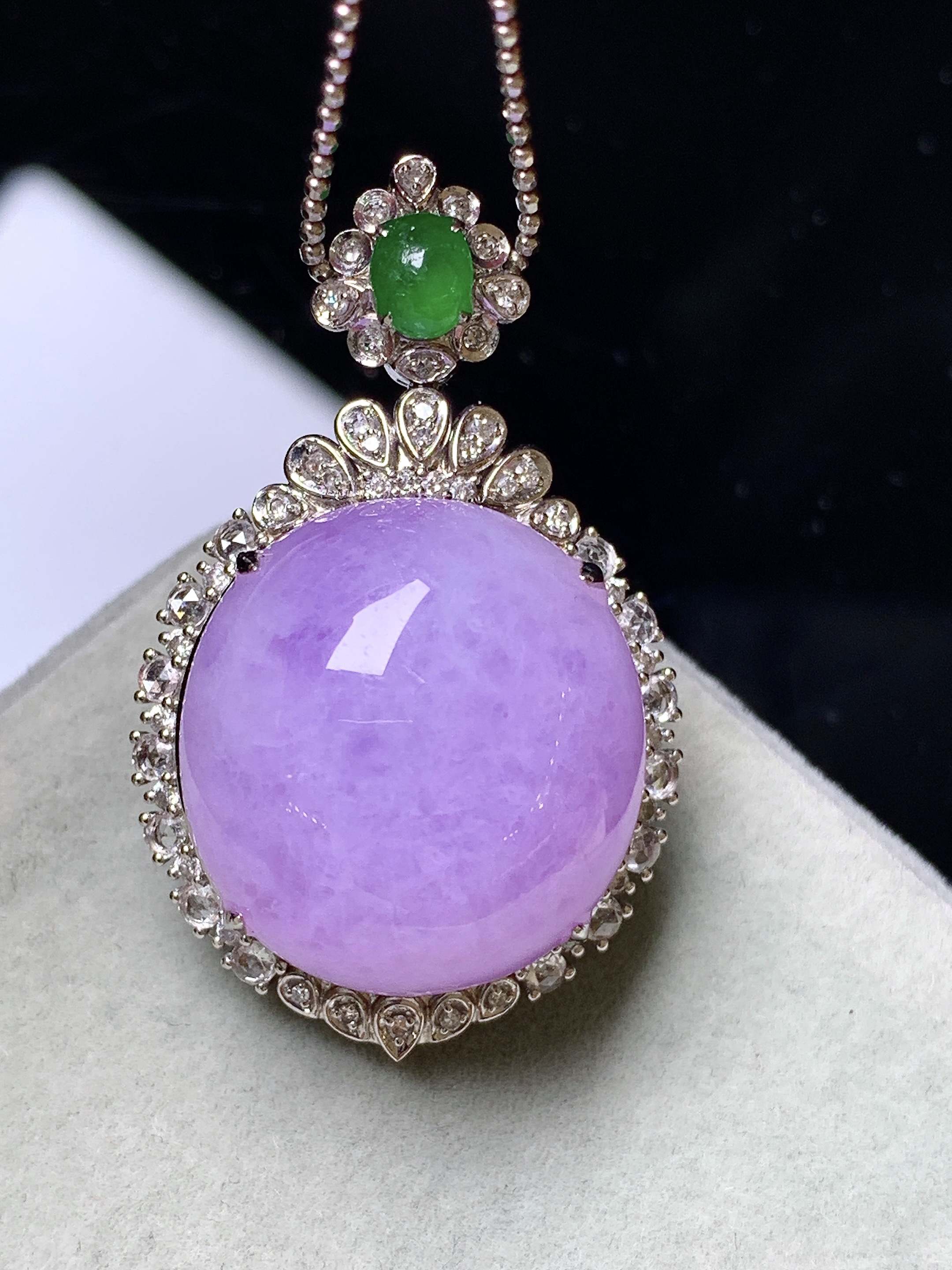 18k金钻镶嵌紫罗兰蛋面吊坠 玉质细腻 色泽艳丽清新 水润亮眼 整体尺寸36.5*22.6*16.5b7