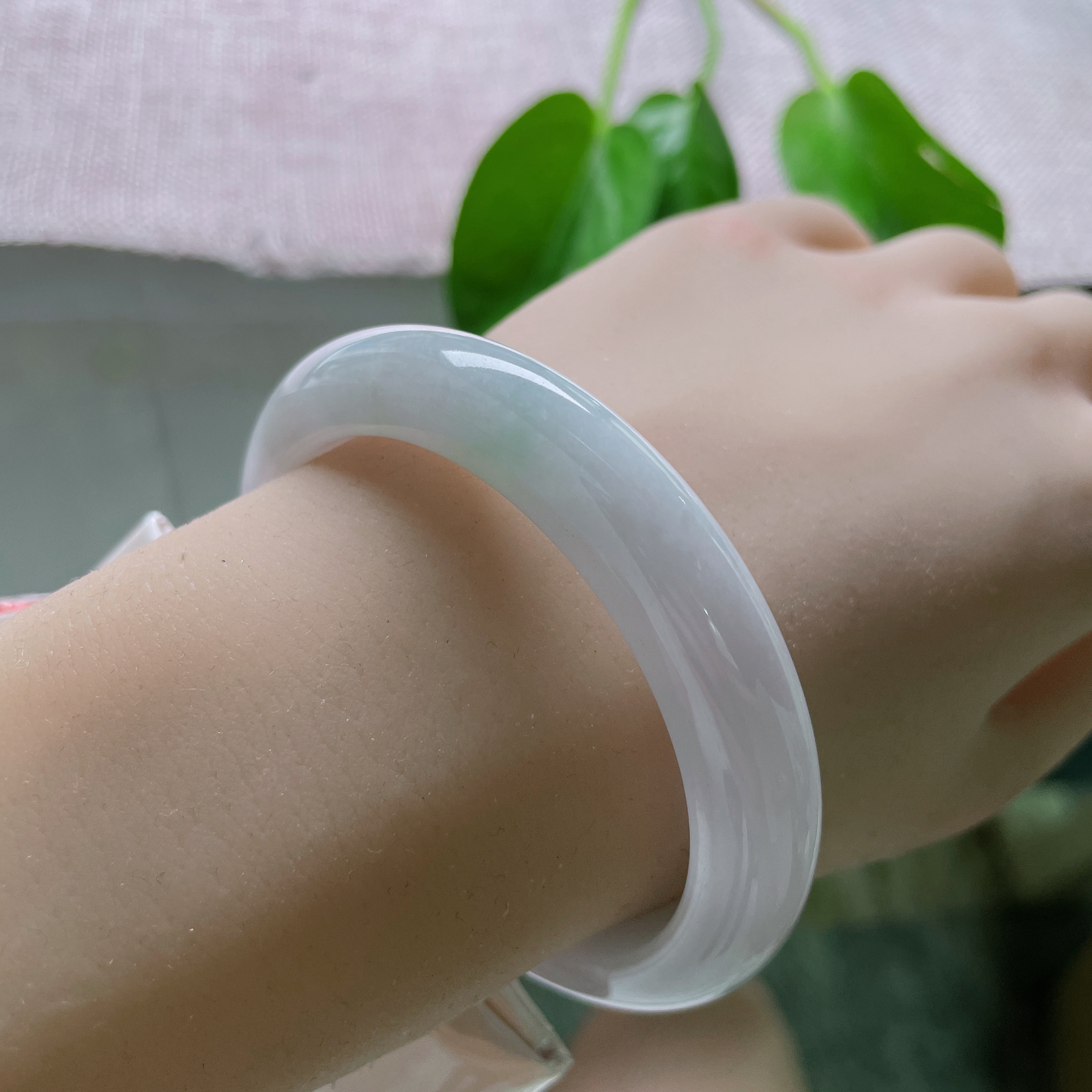 54.6/10.6/8，粉紫正圈，质地温润细腻，干净，素丽清秀，一点皮纹不显..