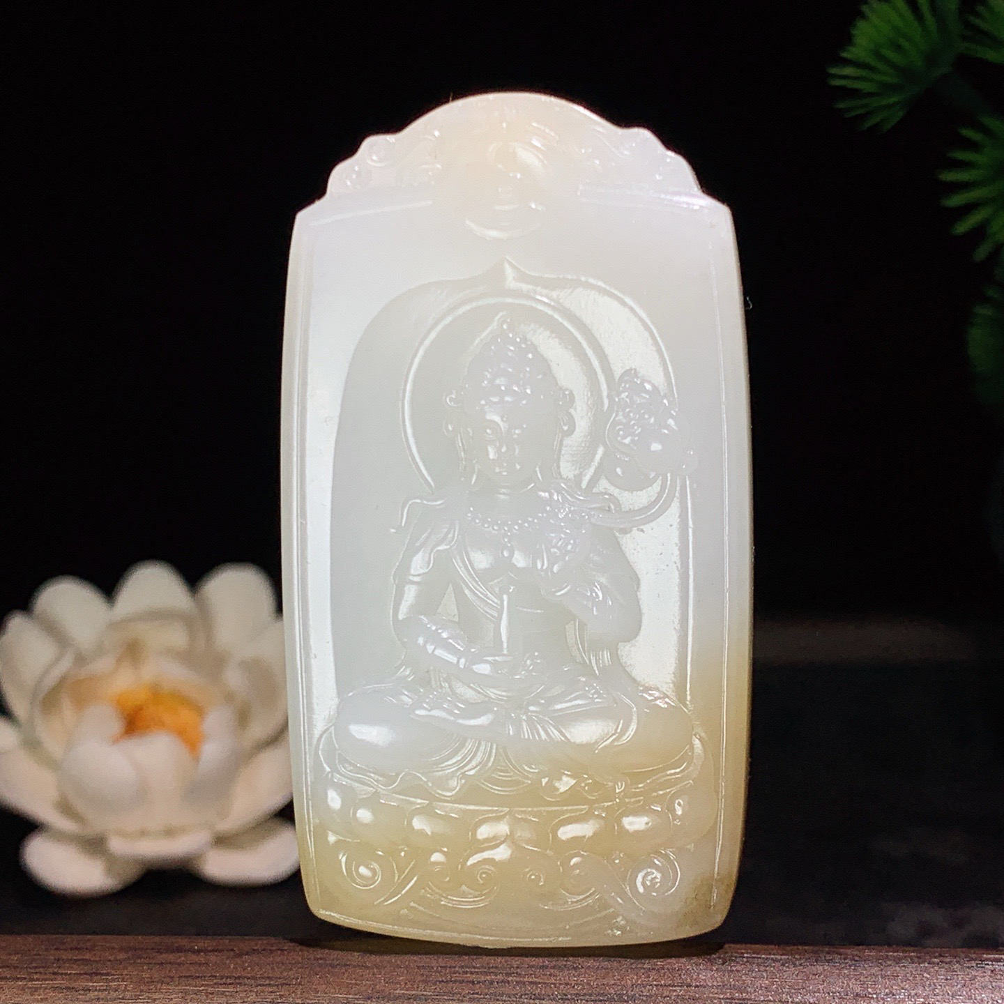 新疆和田玉且末糖座莲观音挂件 尺寸67/37/11重63克。玉质细腻油润。手推出油。佩戴高端典雅。l