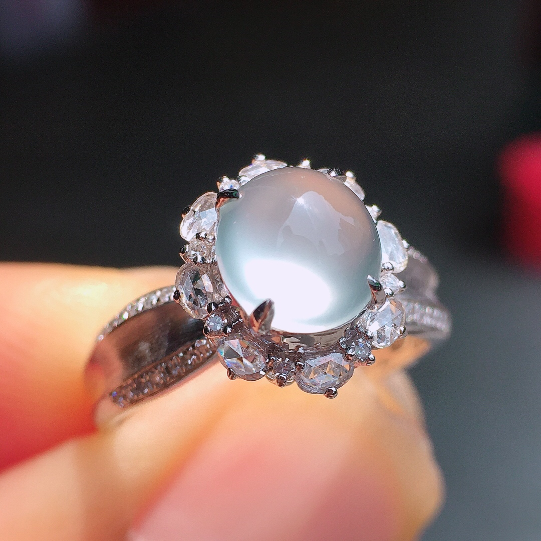 玻璃种蛋面戒指，玉质细腻，荧光感超
强，饱满圆润，尽显优雅气质，18k
金豪华镶嵌