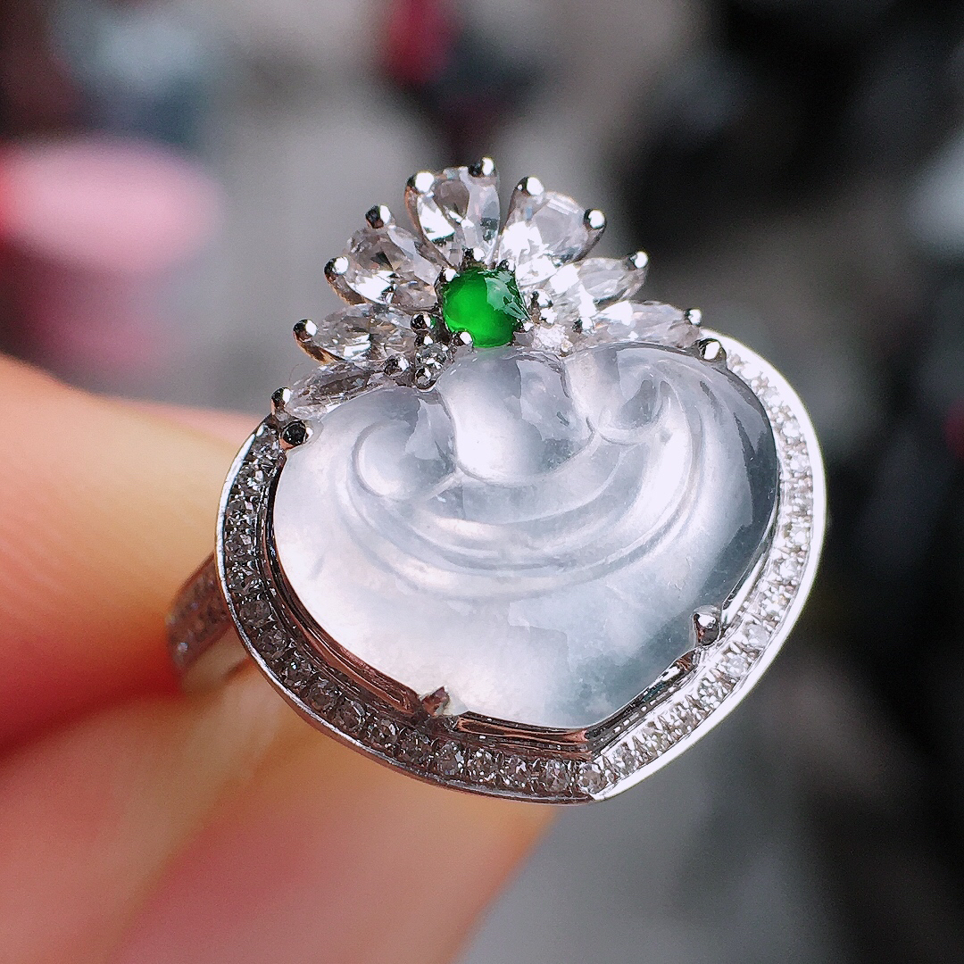 冰种如意戒指，玉质细腻，荧光感超
强，饱满圆润，尽显优雅气质，18k
金豪华镶嵌