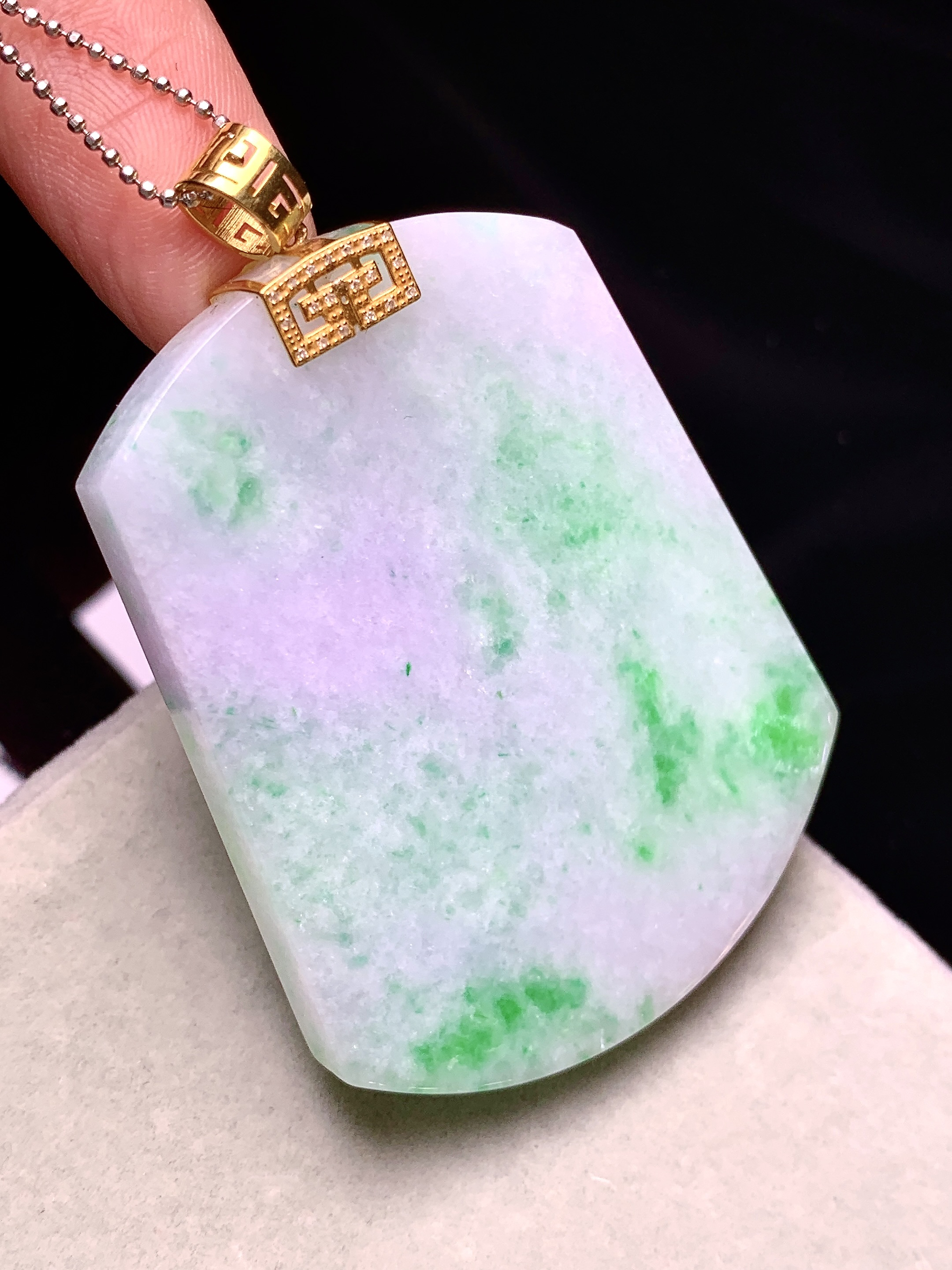 18k金钻镶嵌春彩无事牌吊坠 玉质细腻 色泽艳丽清新 水润亮眼 整体尺寸57.5*39.5*5.5e1