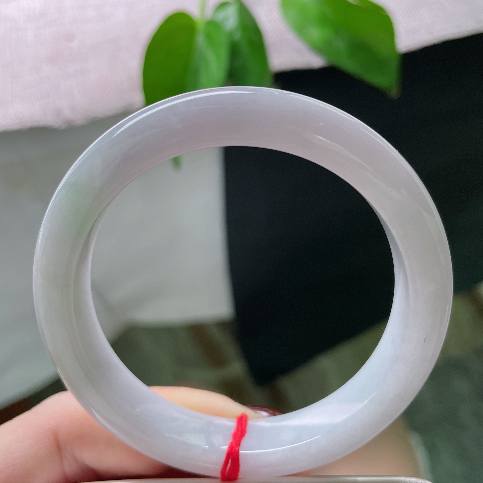 54.6/10.6/8，粉紫正圈，质地温润细腻，干净，素丽清秀，一点皮纹不显..