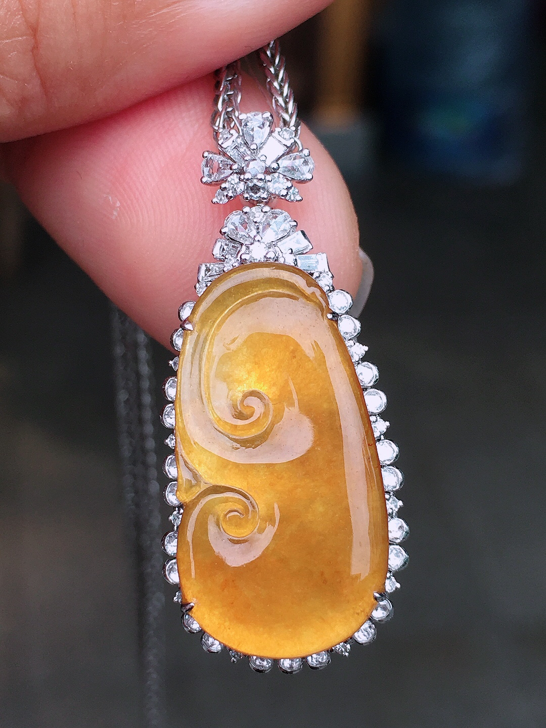 黄翡如意吊坠，色泽均匀艳丽，玉质细腻，荧光感超
强，饱满圆润，尽显优雅气质，18k
金豪华镶嵌