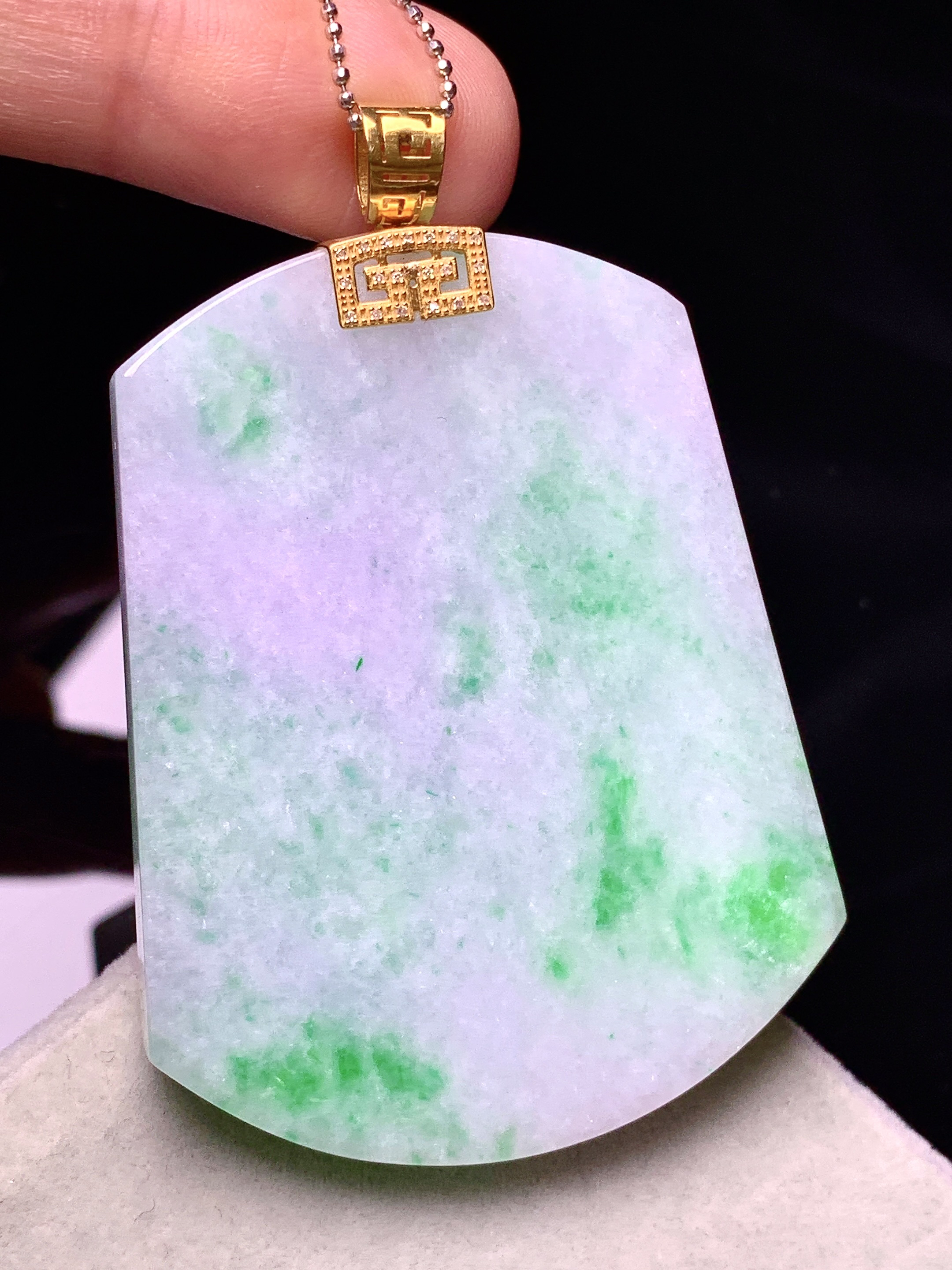 18k金钻镶嵌春彩无事牌吊坠 玉质细腻 色泽艳丽清新 水润亮眼 整体尺寸57.5*39.5*5.5e1