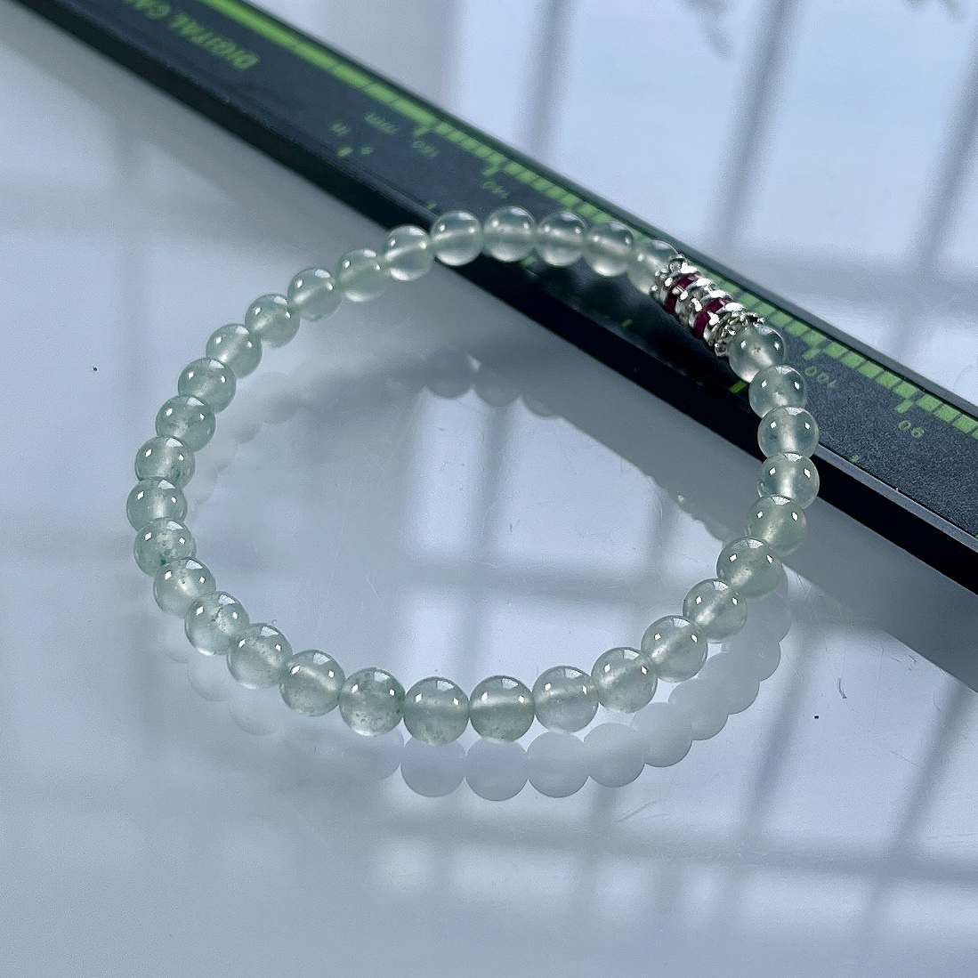 缅甸天然翡翠A货，卡5高冰种起光小圆珠手串手链，尺寸：5mm/32颗，长度165mm，重量：8.00g