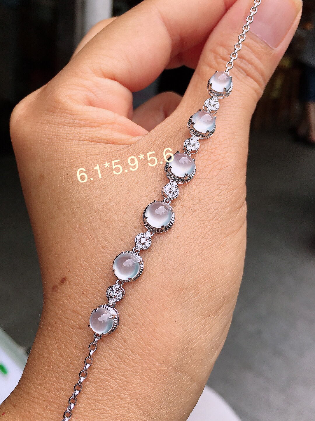 冰种蛋面手链玉质细腻，荧光感超
强，饱满圆润，尽显优雅气质，18k
金豪华镶嵌