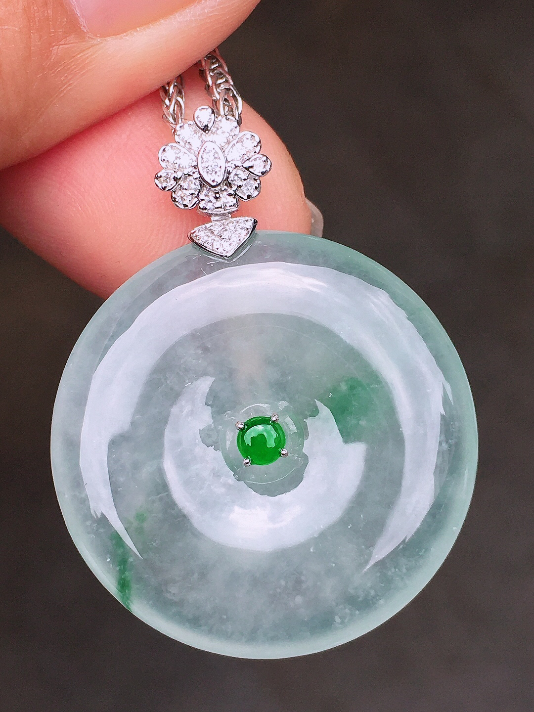 飘绿平安扣吊坠，色泽艳丽，玉质细腻，荧光感超
强，饱满圆润，尽显优雅气质，18k
金豪华镶嵌