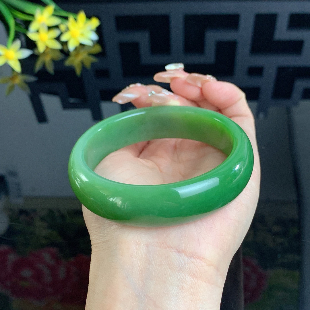 和田玉61.5圈口阳绿色宽版碧玉手镯！玉质细腻油润 底色纯净 无裂无黑 脂粉好，品质高。