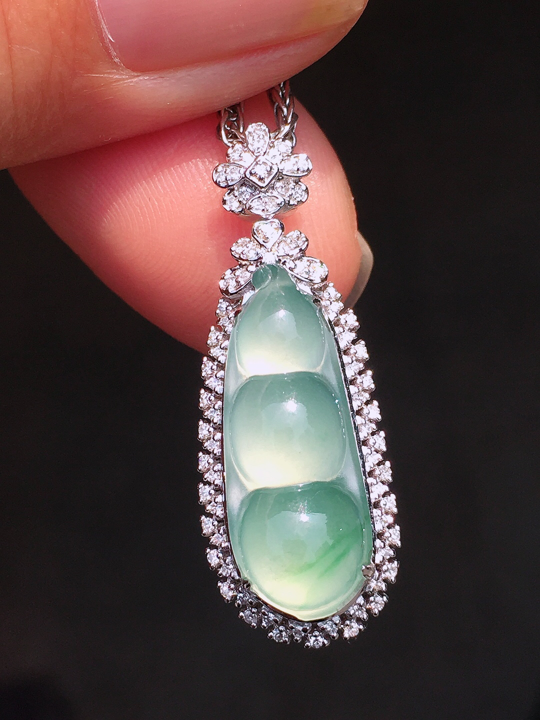 冰种福豆吊坠，色泽均匀艳丽，玉质细腻，荧光感超
强，饱满圆润，尽显优雅气质，18k
金豪华镶嵌