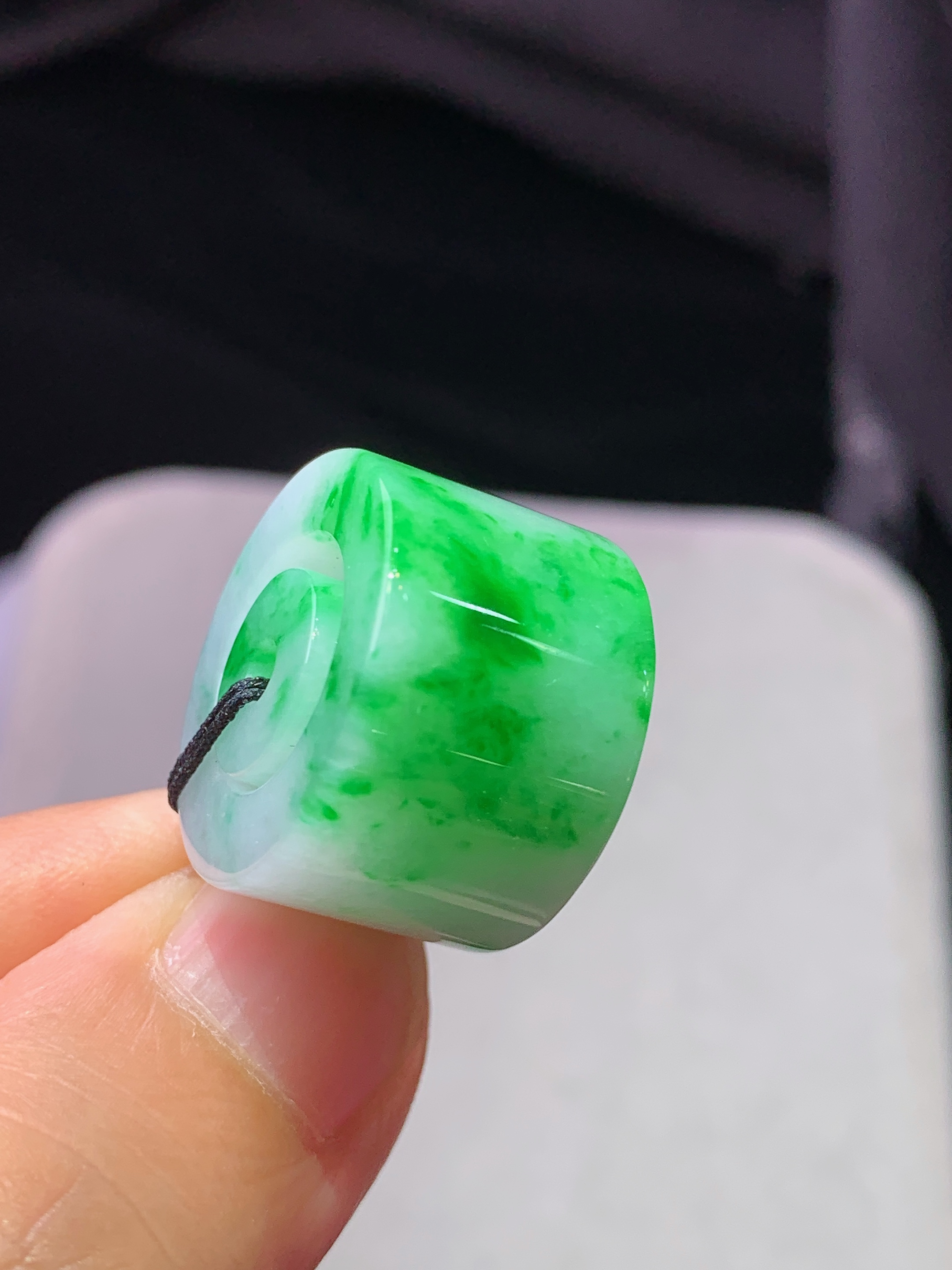 飘阳绿子母路路通吊坠 玉质细腻 色泽艳丽清新 水润亮眼 整体尺寸19.5*13z1