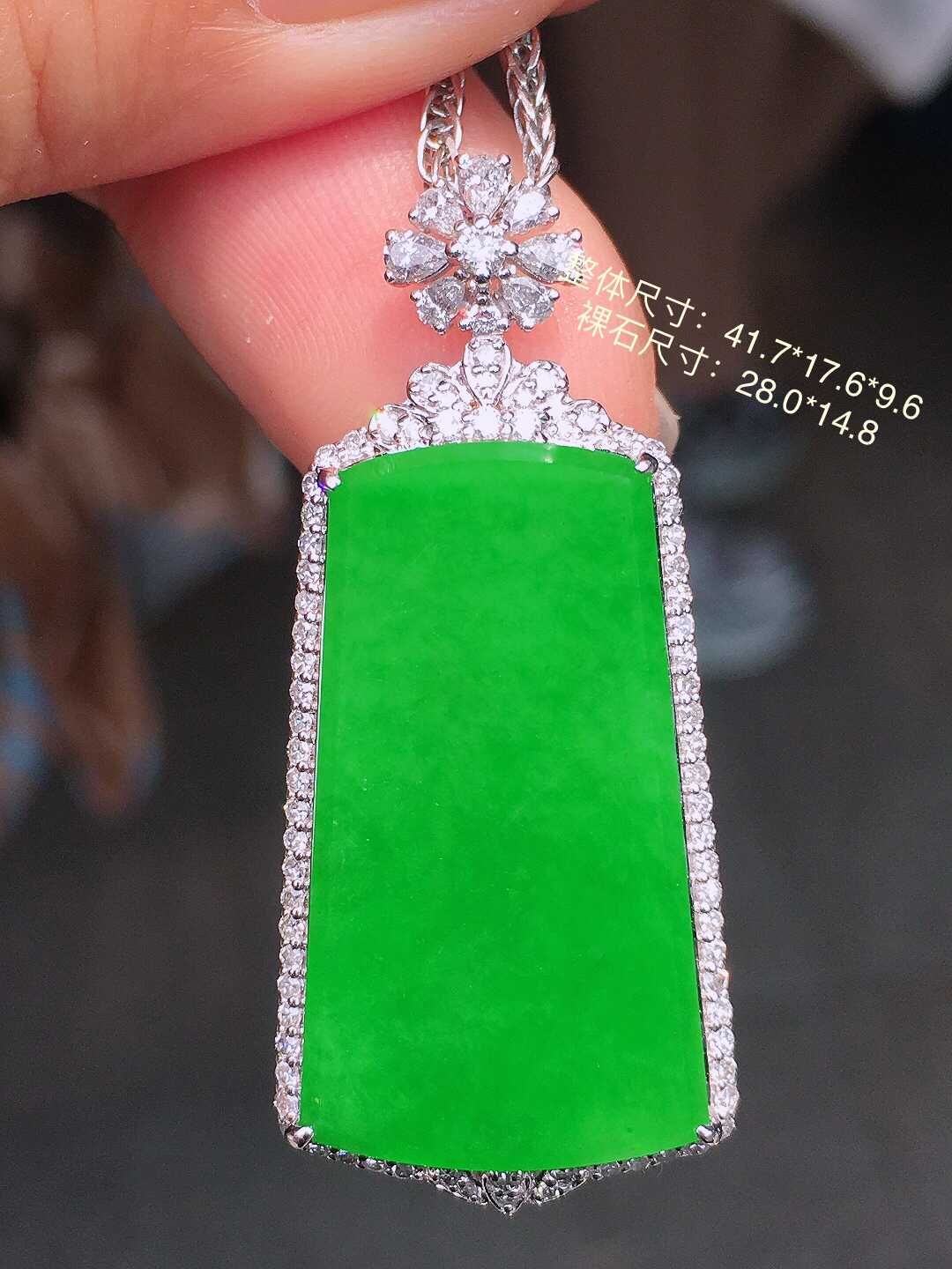 阳绿无事牌吊坠，色泽均匀艳丽，玉质细腻，荧光感超
强，饱满圆润，尽显优雅气质，18k
金豪华镶嵌