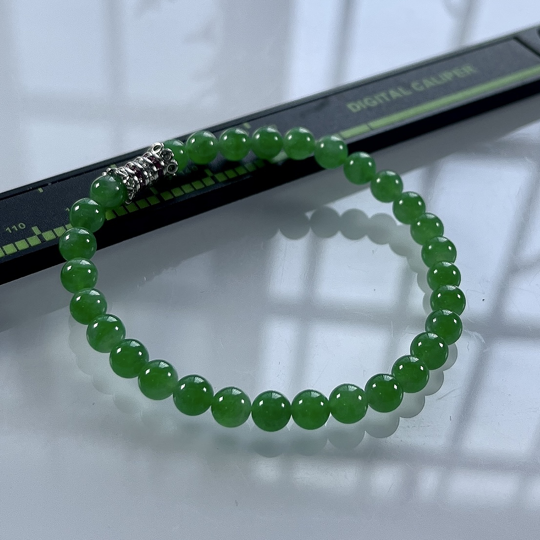 收藏级别，缅甸天然翡翠A货，卡5.5冰种起胶满绿阳绿小圆珠手串手链，尺寸：5.5mm/30颗，长度1