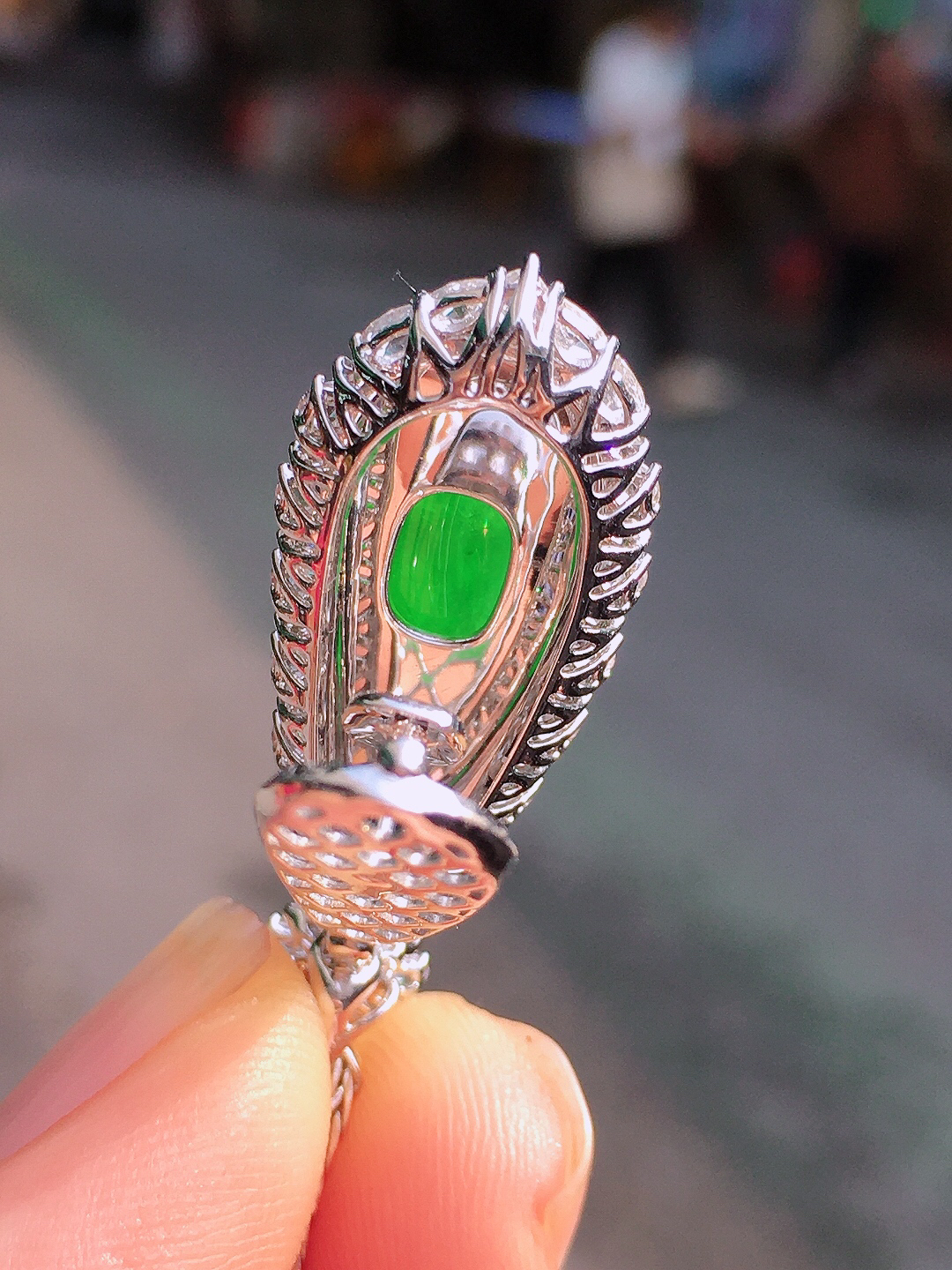 阳绿福豆吊坠，色泽均匀艳丽，玉质细腻，荧光感超
强，饱满圆润，尽显优雅气质，18k
金豪华镶嵌