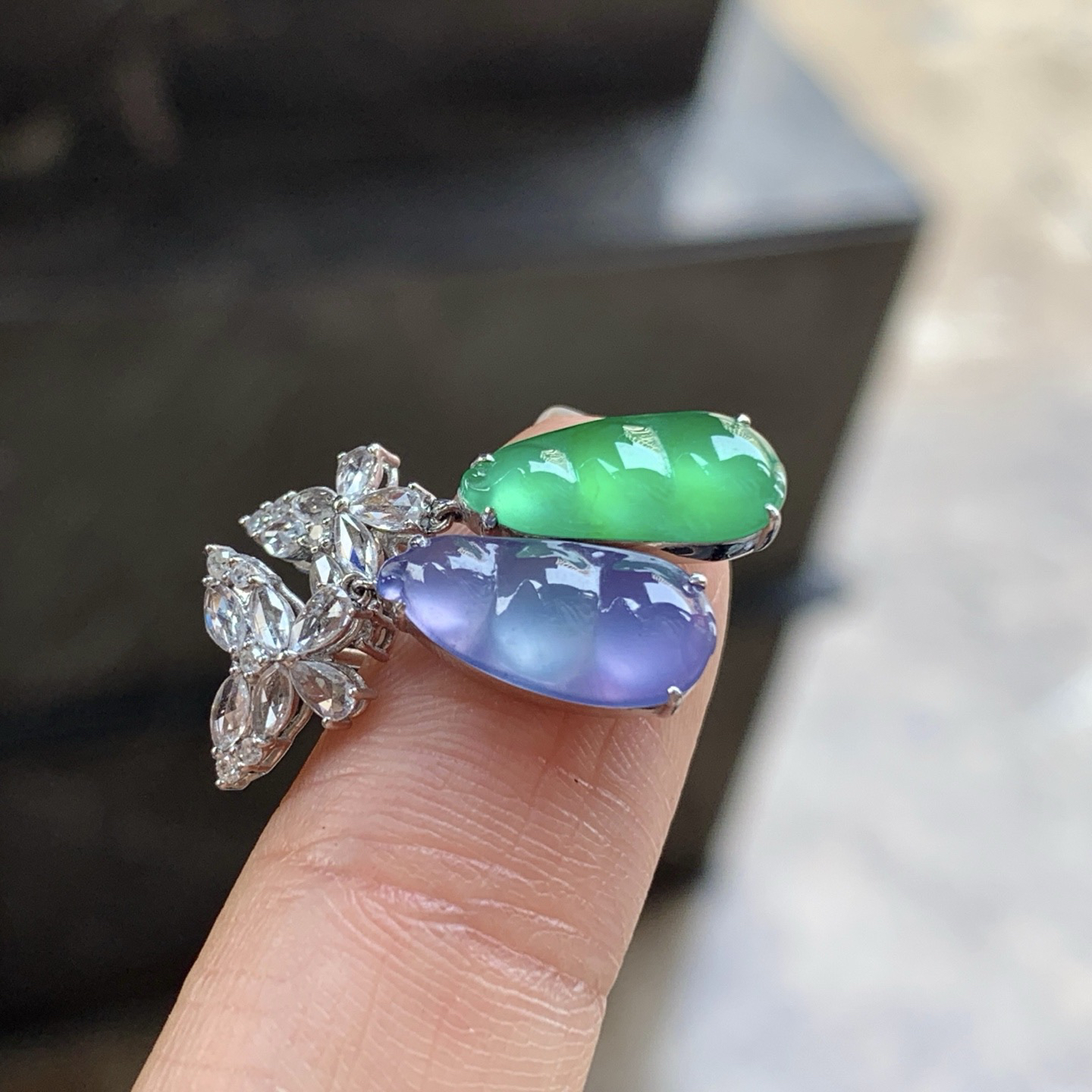 金钻镶嵌春带彩耳坠一对^_^鲜艳