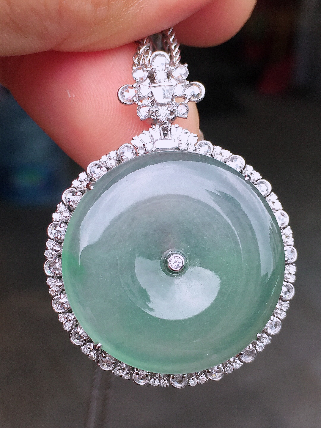 冰种平安扣吊坠，玉质细腻，荧光感超
强，饱满圆润，尽显优雅气质，18k
金豪华镶嵌