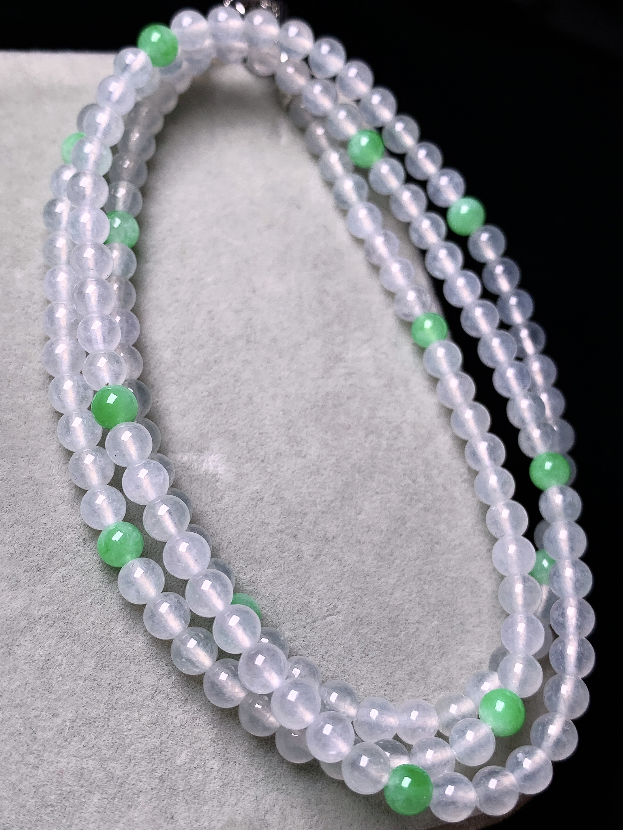 冰种圆珠项链 玉质细腻 色泽艳丽清新 水润亮眼 整体尺寸4b7