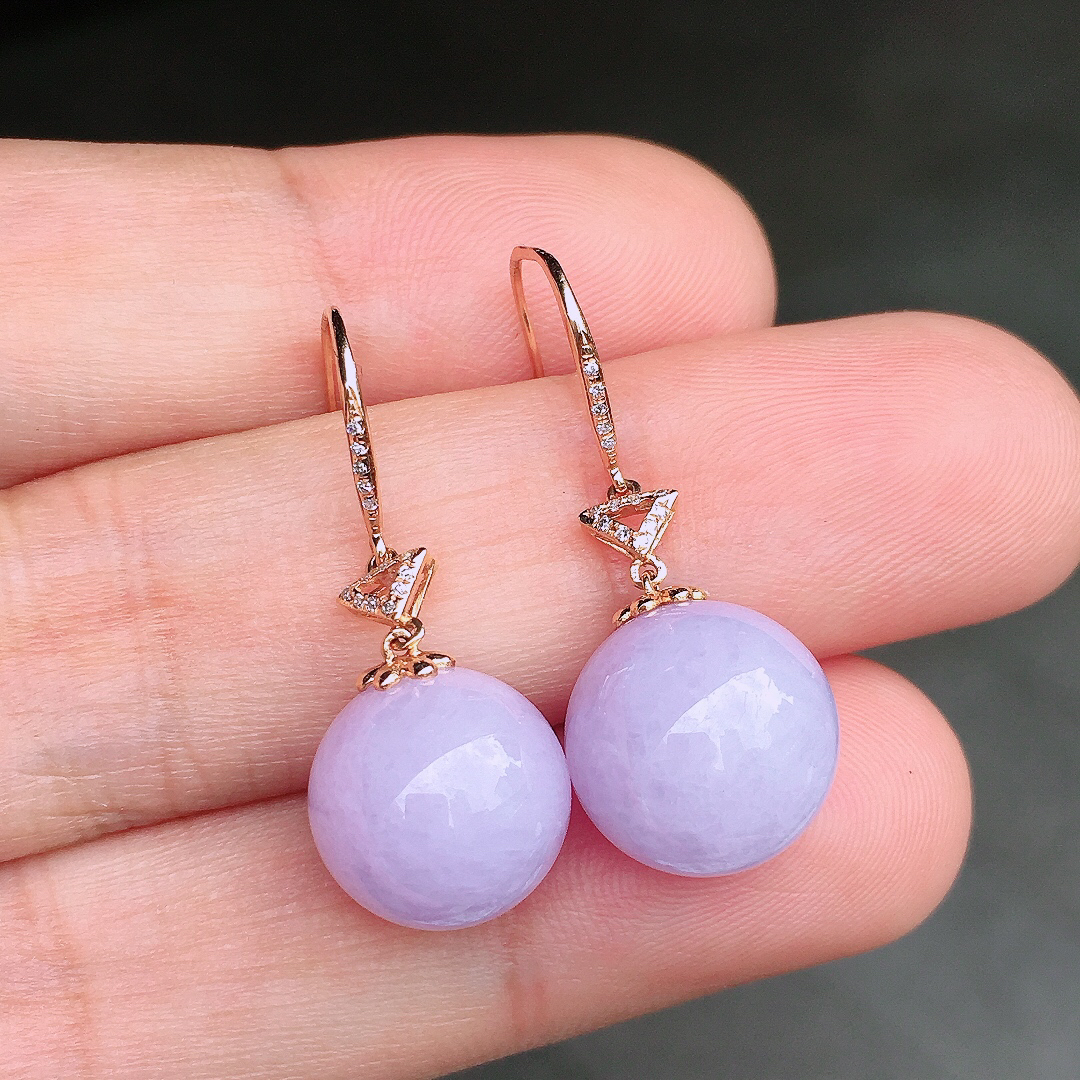 紫罗兰珠子耳坠，色泽均匀艳丽，玉质细腻，荧光感超
强，饱满圆润，尽显优雅气质，18k
金豪华镶嵌